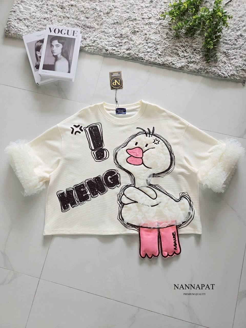 เสื้อ น้องเป็ดน้อยแก้มป่อง งานเสื้อเกรดพรีเมี่ยม ที่กำลังโซฮอตอยู่ตอนนี้นะคะ ดีเทล รายละเอียดอย่างจึ้ง ชอบความแขนใหญ่ แต่งระบายพองๆอย่างสวย ขาน้องเป็ดก็ทำถึงเกิ๊นน เก็บทุกเม็ดทุกรายละเอียด แม็ชได้ทั้งกระโปรง กางเกงเลยคะ น่ารักแบบมีเทสจริงๆ