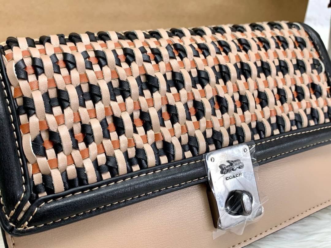 กระเป๋าสะพายไฮโซแบรนด์เนมโค้ชสีดำเบจลายสานหนังแท้ Coach Hutton Clutch With Weaving ((3656//802))