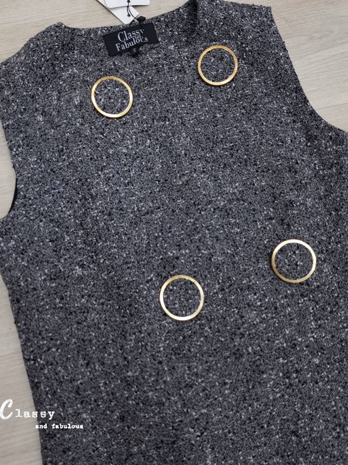 Set เสื้อแขนกุด+กางเกงขาสั้น ผ้าทวิตเนื้อนุ่มทั้งชุด กระดุมแต่งวงกลมขอบทองด้านหน้าสวยๆ ผ้านุ่มเนื้อดีไม่คัน มีซับในทั้งตัว เราทำมา 6 ไซส์ S M L XL 2XL 3XL เลยค่ะ