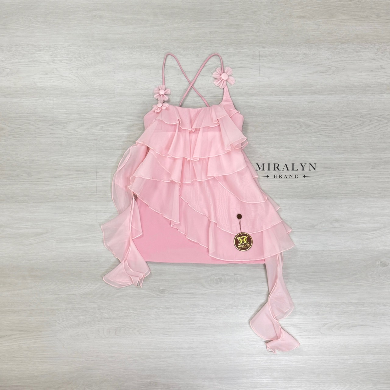 มินิเดรสสายเดี่ยวสีชมพูสายแต่งดอกไม้เย็บติดด้านหลังเป็นสายไขว้ผ้าพริ้วสวยแต่งดีเทลระบายเป็นชั้นๆสวยน่ารักมากงานอกมีฟองน้ำเสริมตัวเดรสเป็นงานผ้ามีน้ำหนักพร้อมซับในและซิปข้าง