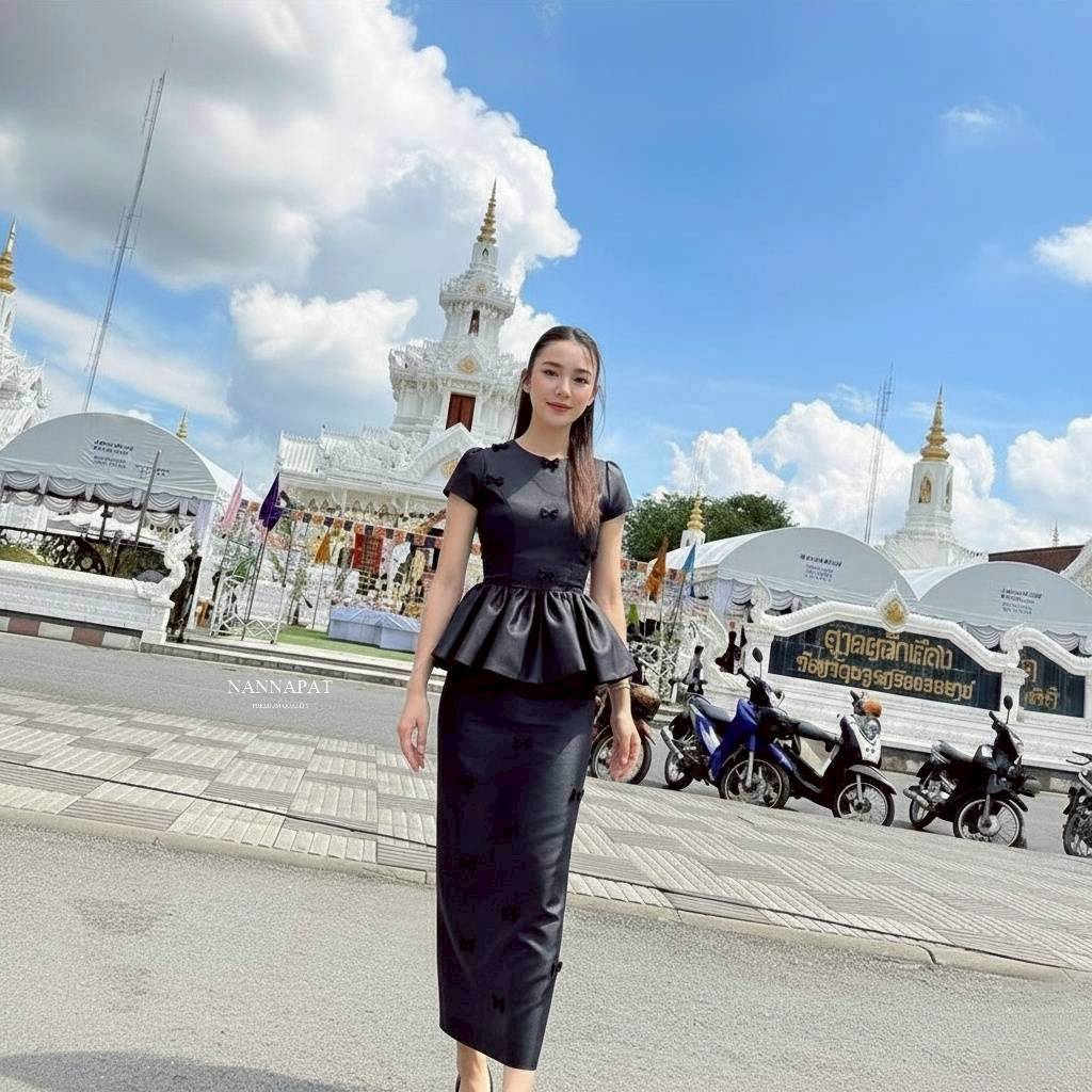 เซ็ทกระโปรงดำ สวย สุภาพ ดูดี งานคล้ายผ้าไหมเลยนะคะ อย่างกับชุดที่ขายราคาเป็นพัน เสื้อน่ารัก ซิปหลัง มีฟองน้ำอก กระโปรงก็ทรงสวย ทั้งเสื้อ กระโปรง เค้าจะแต่งโบว์เล็กๆทั้งตัว