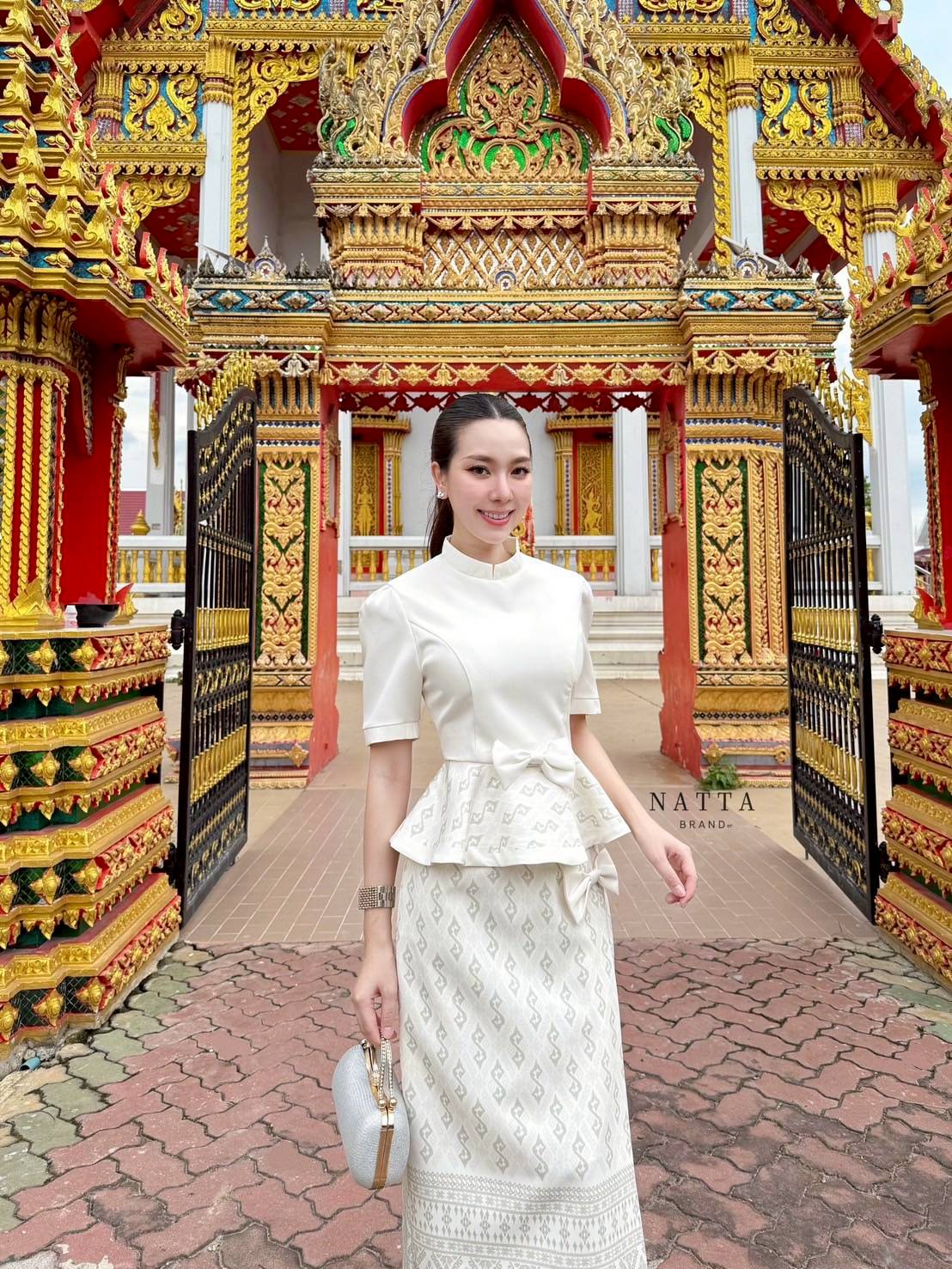 ชุด Set 2 ชิ้น เซ็ตชุดผ้าไทยเสื้อสีขาว ซิปด้านหลัง แต่งระบายชายเสื้อพิมพ์ลายไทย เพิ่มความน่ารักด้วยโบว์ด้านหน้า เสริมฟองน้ำทรงสวยมากขึ้น มาคู่กับกระโปรงผ้าพิมพ์ลายทั้งชุด ผ้าทรงกระสอบเข้ารูปกำลังดี #NATTABRAND #ป้ายNATTA #งานตามหา #เสื้อผ้างานป้าย #งานป้า