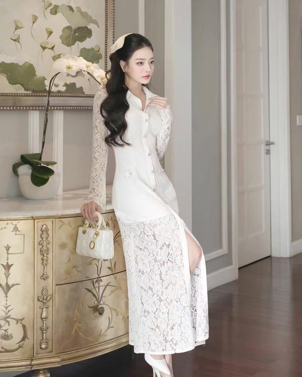 Maxi ลูกไม้สีขาว แขนยาว คอปก กระดุมหน้าแต่งเพชรเรียงยาว ดีเทลแต่งชับในชั้นกว่าด้านนอก แต่งผ่าหน้ายาว ปลายชายกระโปรงแต่งบานออกเล็กน้อย ใส่ออกมาทรงสวย ดูดี luxuryสุดๆ ห้ามพลาดคะ