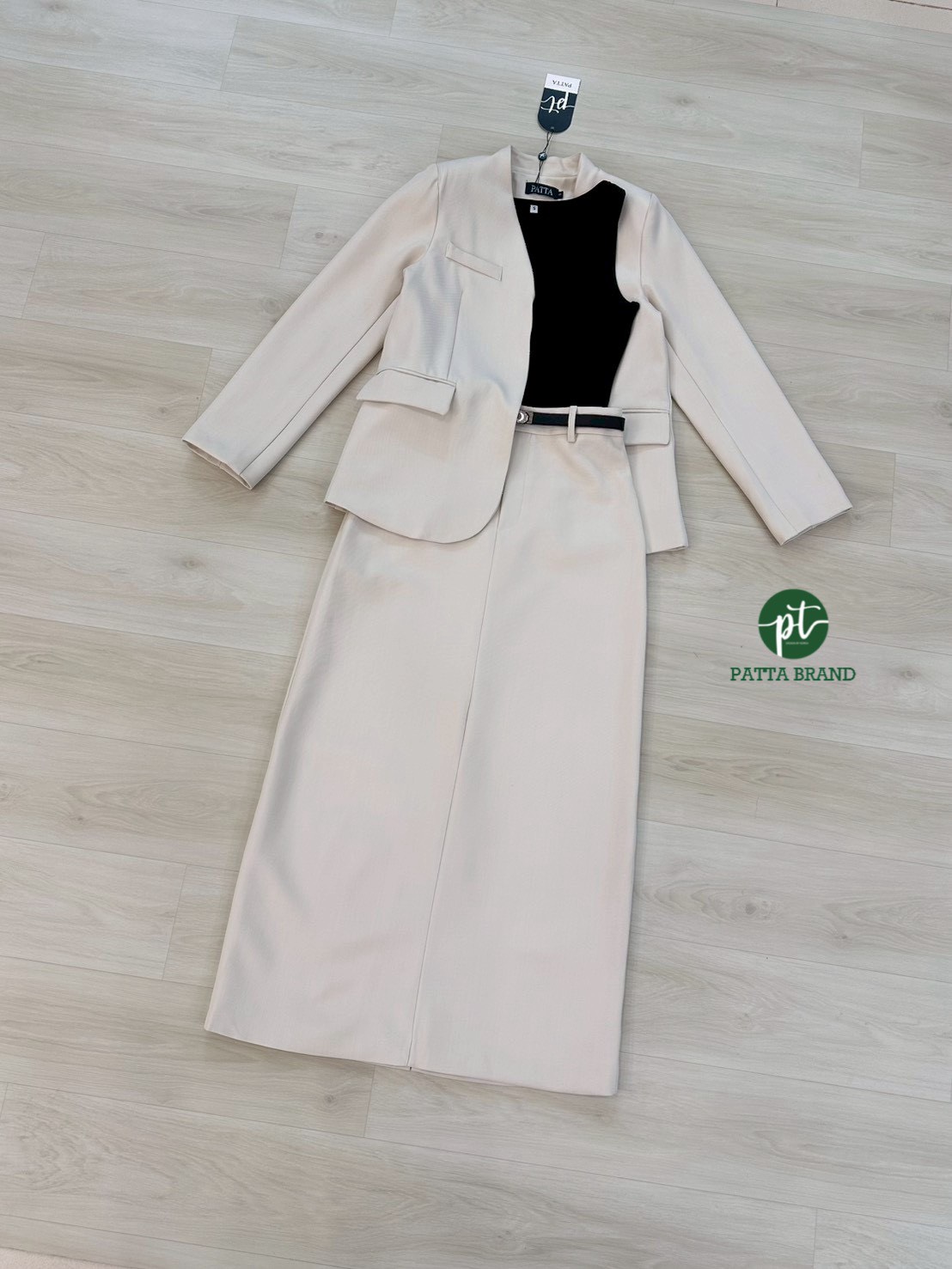 Set 3ชิ้น สุดคุ้ม เสื้อคลุมเบเซอร์แขนยาว สีครีม กระเป๋าหน้าใช้งานได้จริง มาพร้อมเสื้อกล้ามสีดำ คอกลมตัวใน เนื้อผ้ายืดหยุ่นได้ตามตัว แมทซ์กับกระโปรงยาวทรงสอบสีครีม ดีเทลแต่งผ่าหลังยาว (ซิปหลัง) ใส่คู่กับเข้มขัดสีดำเส้นเล็ก สวย เนื้อผ้าดีสุดๆ ลุคCEO ติดแกรม