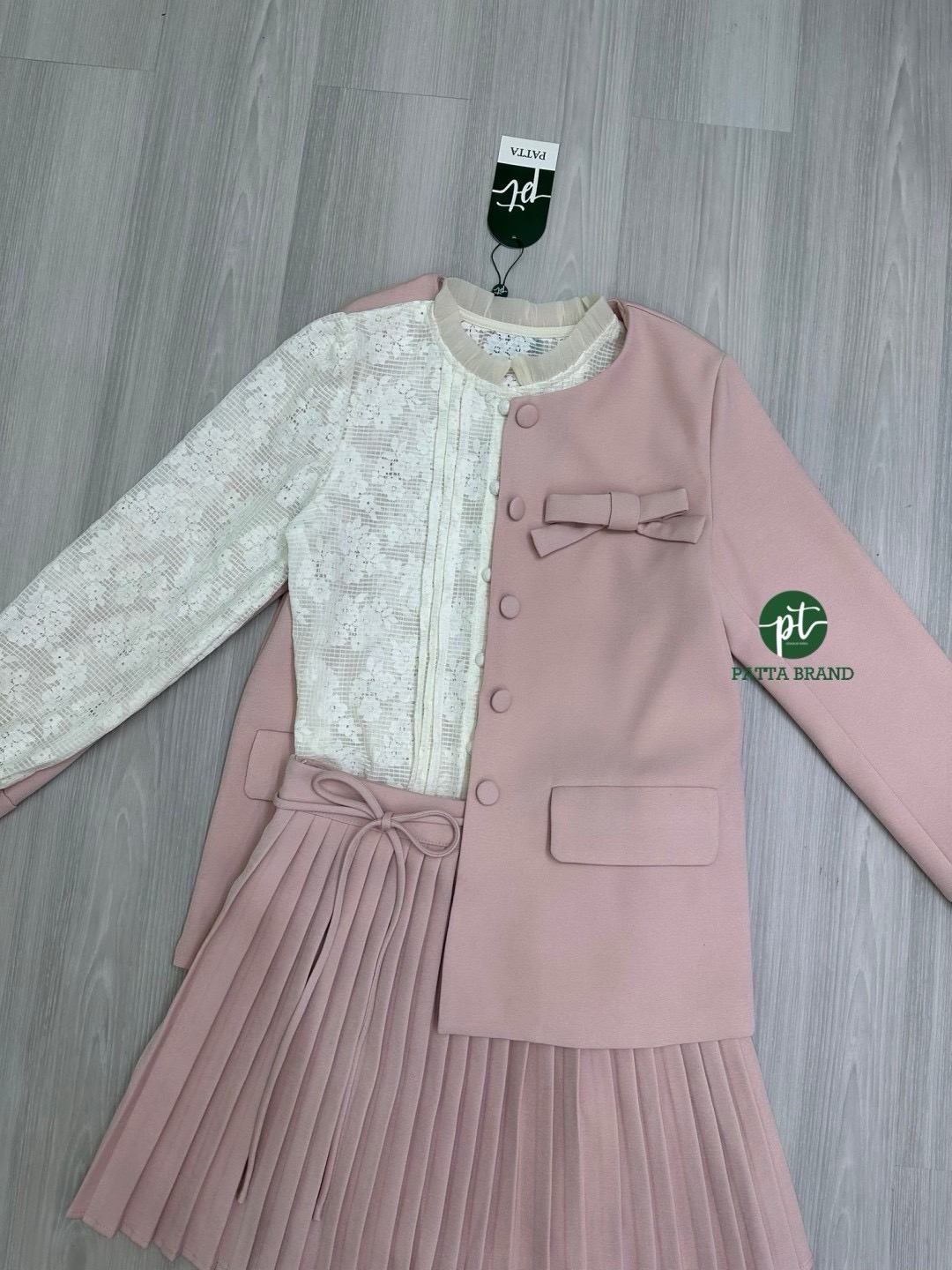 Set 3 ชิ้น สีชมพูเสื้อลูกไม้ฉลุสีครีมแขนยาวด้านหน้ามีกระดุมใช้งานได้จริงและจับจีบที่ตัวเสื้อดีเทลสวย มาคู่กับเสื้อคลุมแขนยาวอกเย็บติดโบว์น่ารัก มีกระดุมหน้าและมีกระเป๋าล้วงได้เก๋ๆ มาพร้อมกับกระโปรงสั้น ซิปด้านข้างดีเทลจับจีบรอบตัว มีสายผูกเอวน่ารัก เนื้อผ