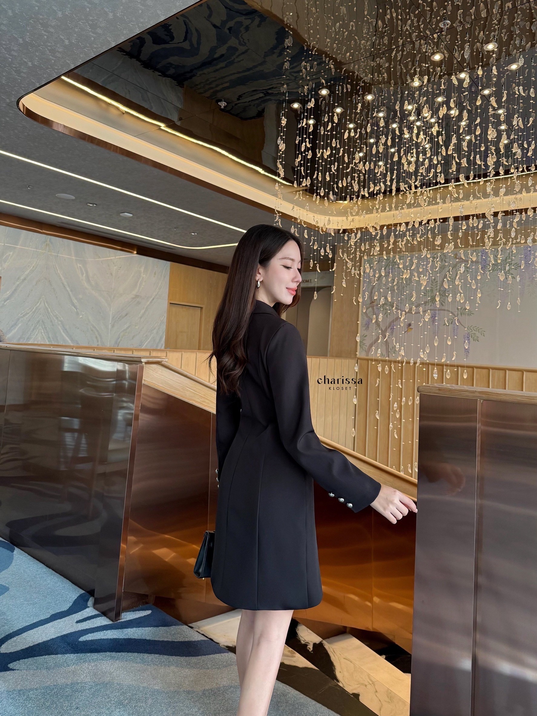 เดรสสูทอีกรุ่นที่แนะนำมาก ใส่ออกมาสวยเรียบหรูมากค่ะ เนื้อผ้าดี มีซับในทั้งชุด เป็นเดรสกระดุมหน้านะคะ มีผ่าด้านหน้าเล็กๆให้ลุคแอบเปรี้ยวนิดๆ แต่ยังดูสุภาพค่ะ กระดุมจริงด้านหน้าอะไหล่สีเงิน