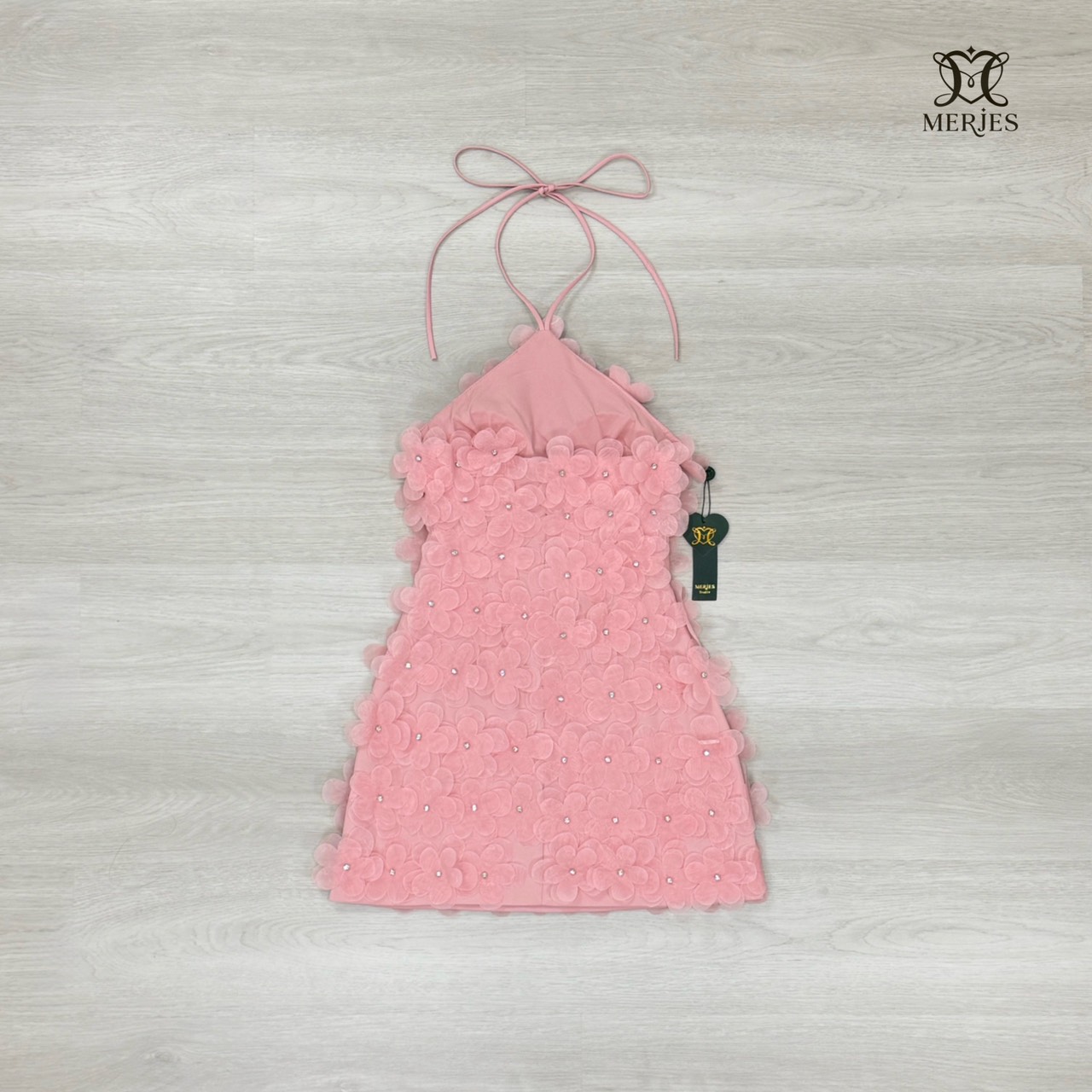 เดรสดอกไม้แต่งเพชรสีชมพูดีเทลงานคล้องคอเชือกผูกด้านหลังงานโชว์หลังแต่งดอกไม้ทรงใหญ่มีเกสรเพชรทั้งชุดสวยเก๋มากๆคะงานทรงเข้ารูปอกมีฟองน้ำเสริมทรงสวยมาก มีความเซ็กซี่สวยเก๋บอกเลยว่าไม่เก็บชุดนี้เสียดายแย่เลยคะ รุ่นฮอตขายดีมากคะ