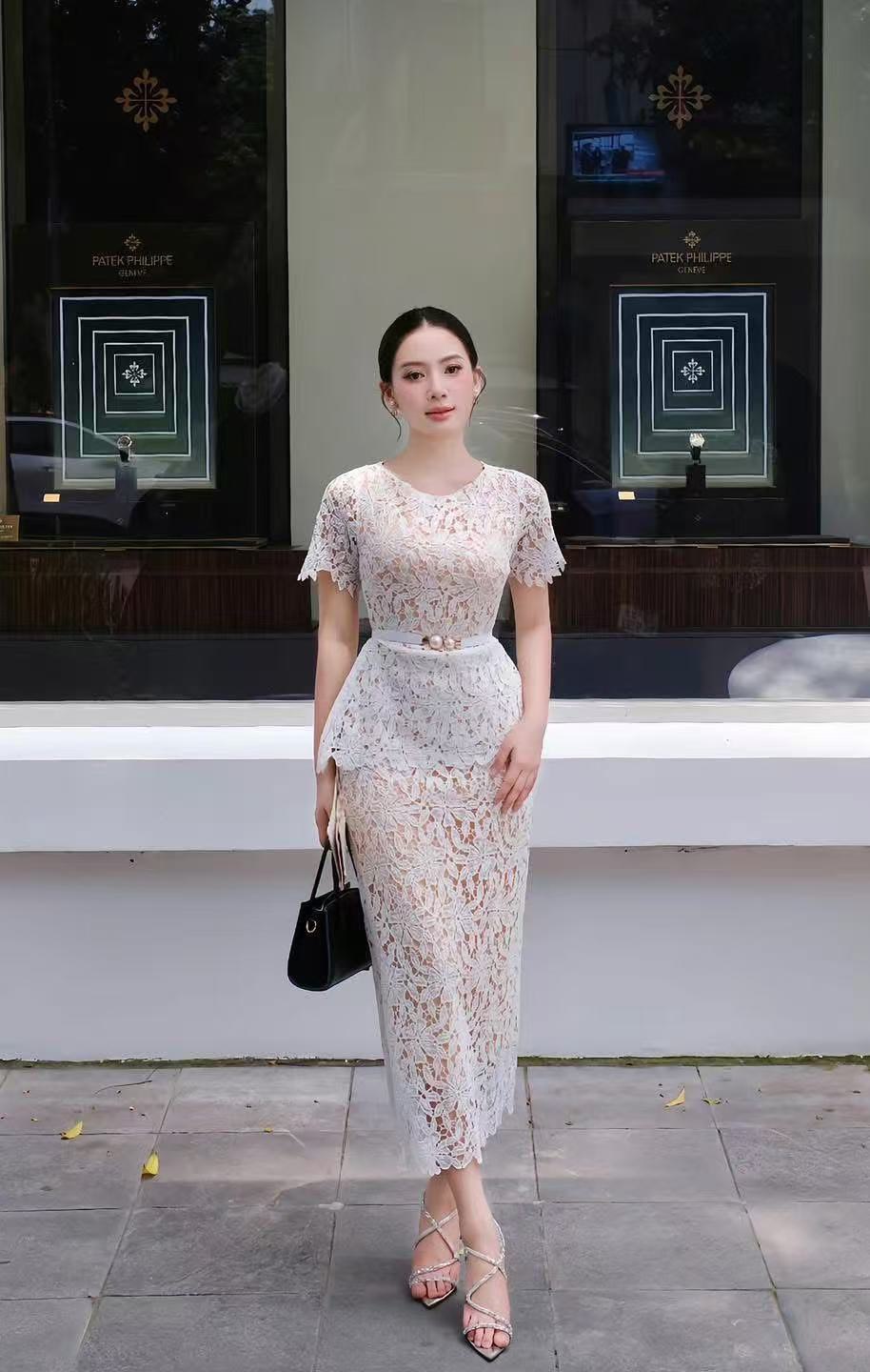 Set 2ชิ้น เสื้อ+กระโปรงยาว งานผ้าลูกไม้เนื้อนิ่มทั้งตัว คอกลมสีขาว อกเสริมฟองน้ำ ซิปหลังซ่อนอย่างดี มาพร้อมกับกระโปรงยาวทรงสอบผ่าหลัง (ซิปหลัง) และเข็มขัดหนังสีขาวหัวมุขซับในทั้งชุด ใส่แมทซ์ครบเซตสวย ลัคชู สุดๆ ลุคCOD ห้ามพลาดนะคะ