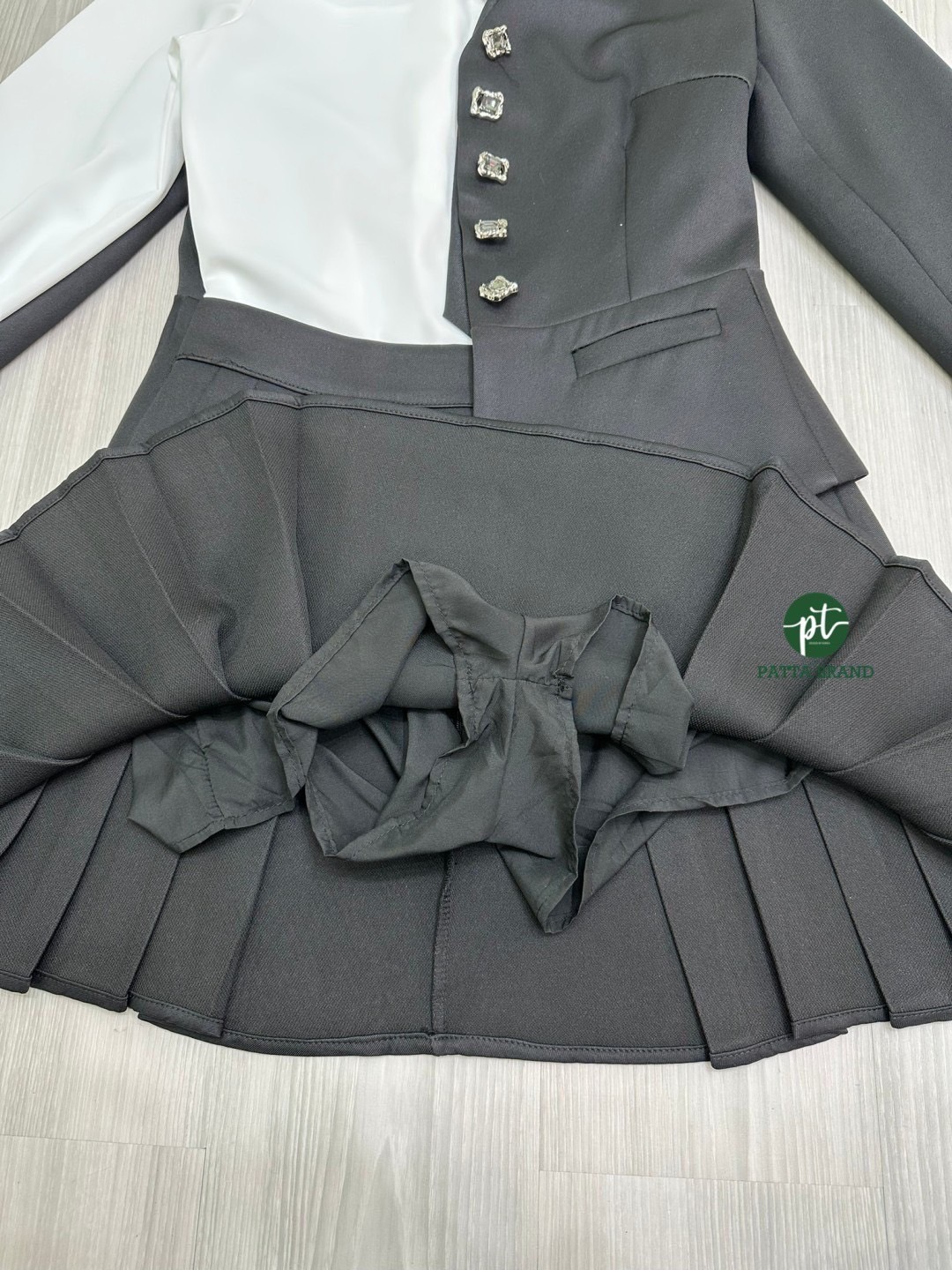Set 3 ชิ้น เสื้อเชิ้ตสีขาวแขนยาวทรงปล่อย เนื้อผ้าพริ้วและมีเนคไทด์มาสีดำมาให้อีกเส้น และยังมีเสื้อคลุมสีดำแขนยาวมีกระดุมเพชรด้านหน้าใช้งานได้จริง แต่งขอบกระเป๋าหลอกเก๋ๆ มาพร้อมกับกระโปรงสั้นสีดำ ซิปด้านข้าง จับจีบด้านข้าง ๆมีซิปหลังซับในเป็นกางเกง เนื้อผ้
