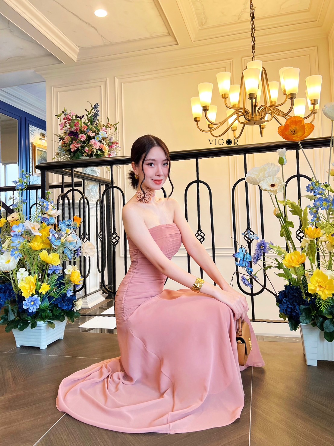 เดรสเกาะอก ผ้าชีฟอง สีชมพูพีช มาพร้อมกับโช้คเกอร์ คัทติ้งเนี้ยบแพตเทิร์นเป๊ะ รุ่นนี้มีฟองน้ำให้ในตัว น้องไม่บางเลยนะคะ ใส่แล้วพอดีตัวมากๆค่ะ งานตัดเย็บเกรดปราณีต เป็นชุดที่สามารถใส่ออกงานใส่เที่ยว ใส่ปาร์ตี้ ใส่ดินเนอร์ ทุกงานเลยค่ะ