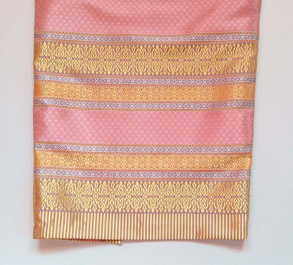 ผ้าถุงไหมสำเร็จรูป (สีชมพูอ่อน ลายสุโขทัย ทรงกระโปรง) งานตัดเย็บประณีต อัดผ้ากาวตามสีของผ้าถุง เนื้องานดีเกรด A (รอบเอว 30 นิ้ว)