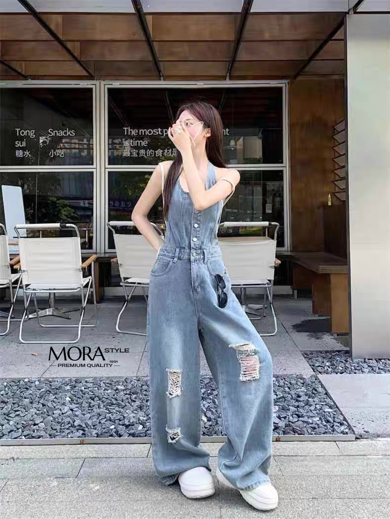 จั๊มสูทยีนส์ขายาว ใส่แบบคล้องคอมีสม๊อคด้านหลัง แต่งกระดุมหน้า แต่งขาดช่วงเข่า งานสวยมากกก เป็นอีกรุ่นที่ใส่เที่ยวได้หลายโอกาสเลยค่าา