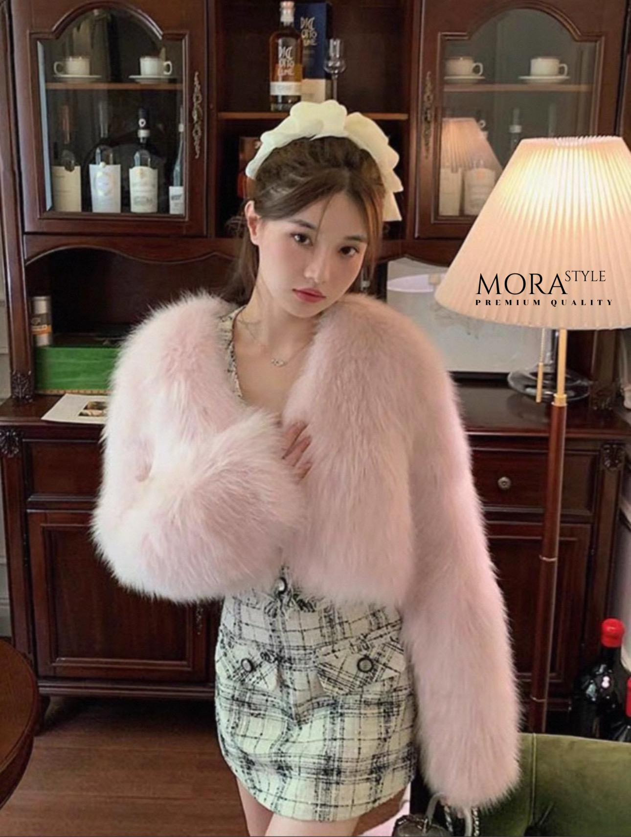 เสื้อคลุมแขนยาวแต่งขนทั้งตัว งานสวยแพง เหมาะกับแฟชั่นหนาวนี้สุดๆ ดีไซน์ออกมาเก๋ งานคือน่ารักมากค่ะ สาวๆต้องมีติดตู้นะคะ