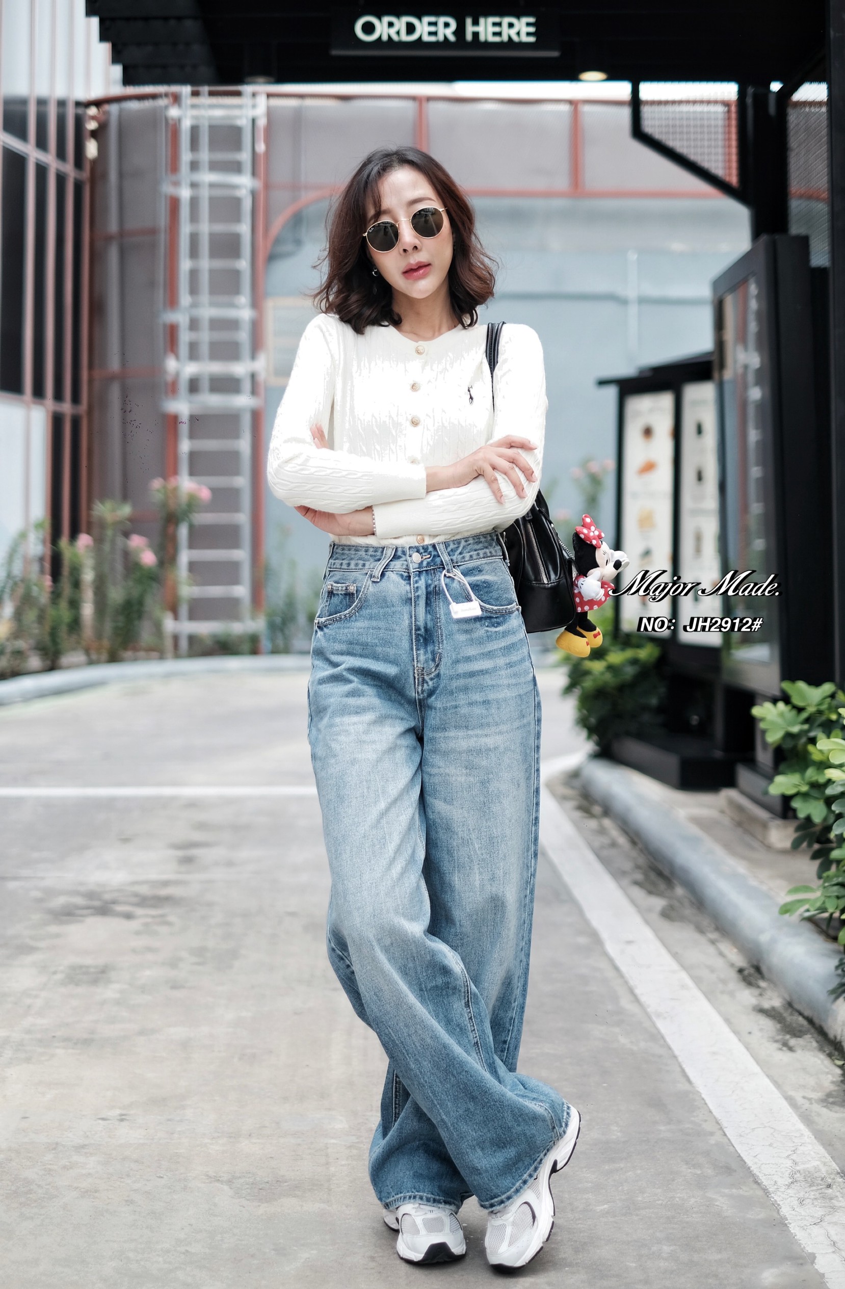 No.JH2912# -กางเกงยีนส์ทรงกระบอก (ไม่ยืด) ทรงมาใหม่คะ ทรงนี้ปีนี้มาแรงมากค่ะ ทรงเรียบๆ สียีนส์กลาง ฟอกสวย ทรงดีงามไม่รัดรูป ใส่สวยสบายๆ แมทกับเสื้อได้ทุกแนว ยีนส์บอยสีสวย ทรงดี เรียบๆ เบสิค ได้ลุคมินิมอล