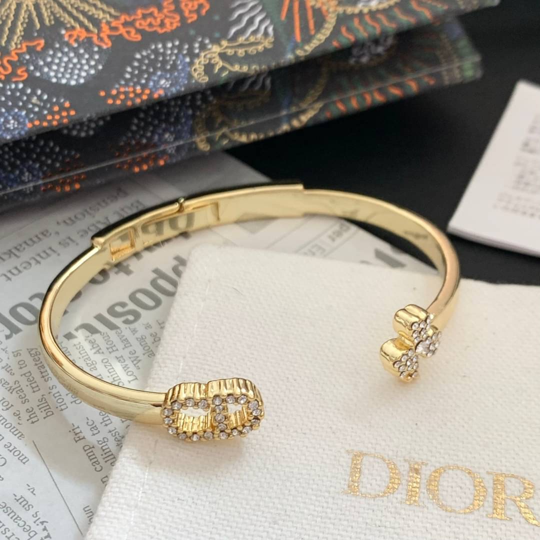 กำไลสีทองแต่งเพชรคริสตัลไฮโซเก๋ๆ น่ารักๆ แบรนด์เนมดิออร์ Dior Bracelet CD ของขวัญวันเกิด ของขวัญวาเลนไทน์