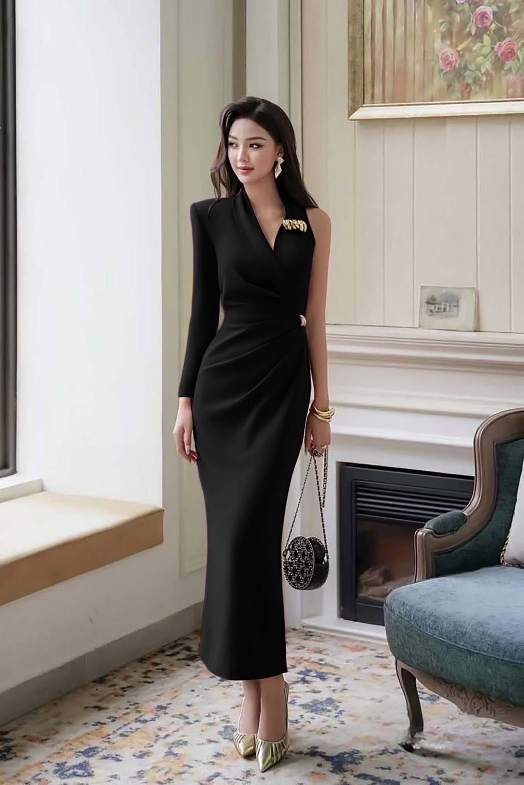 เดรสตัวยาวแต่งแขนยาวข้างนึง มาในโทนดำแต่งอะไหล่ทอง สวย หรู ดูแพง ใส่vacayถ่ายรูปกับแก๊งค์เพื่อนๆไม่มีผิดหวังเลยค่า ห้ามพลาดเลยน้าตัวนี้