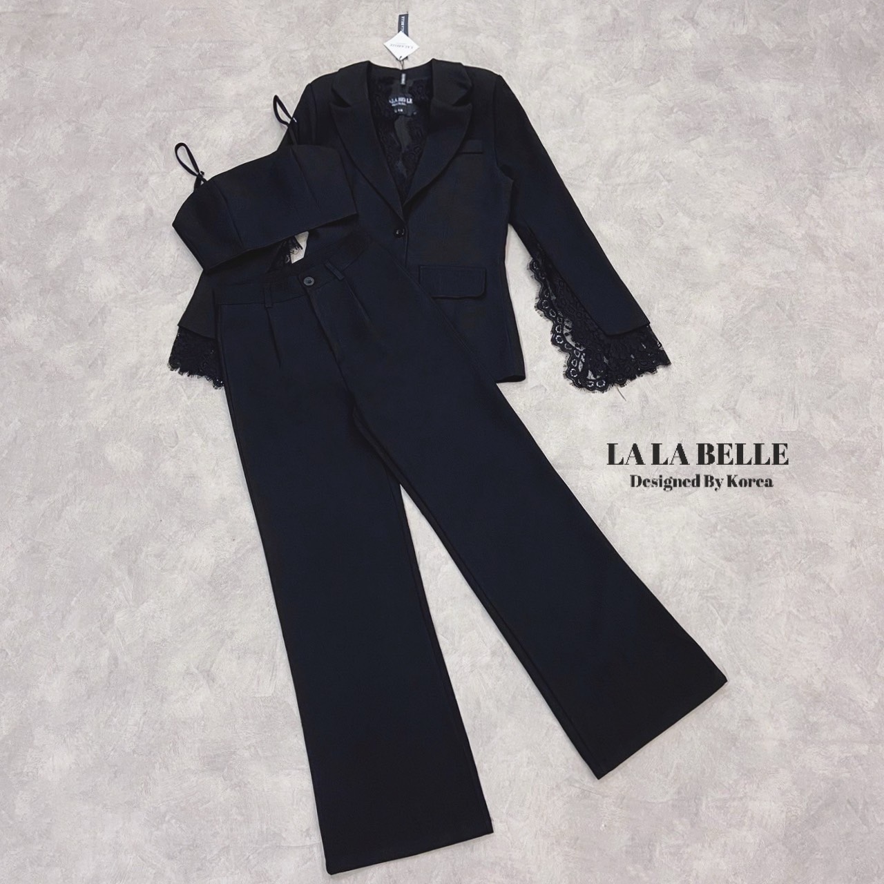 เซต3ชิ้นผ้าสูทอัดกาวอย่างดีผ้าดีทรงสวยเสื้อครอปสายเดี่ยวเสริมฟองน้ำปรับสายได้ใส่คู่กางเกงขายาวเอวสูงมีกระเป๋ากางเกง2ข้างมีซับในอัดกาวอย่างดีมาพร้อมเสื้อสูทคอปกแขนยาวผ่าแขนแต่งลูกไม้ช่วงขอบคอและขอบแขนมีซับในอัดกาวอย่างดีงานคุณภาพเกรดพรีเมี่ยม