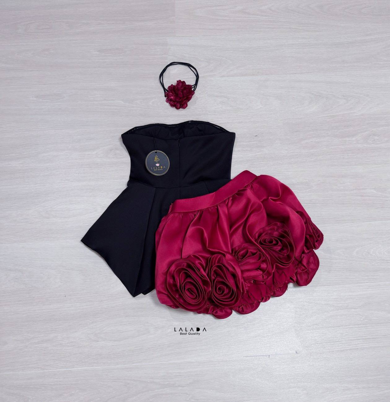 Set 3 ชิ้น น่ารักมากๆงาน rare item นะคะ เสื้อเกาะอกสีดำงานซิปหลังเสริมฟองน้ำ + กระโปรงทรงบอลลูนแต่งดอกไม้ 3D ด้านล่าง งานคุณภาพเกรดเอ งานจริงคือสวยมากค่ะ + โชคเกอร์ที่คอให้ลุคหรูหรา หวานซ่อนเปรี้ยว