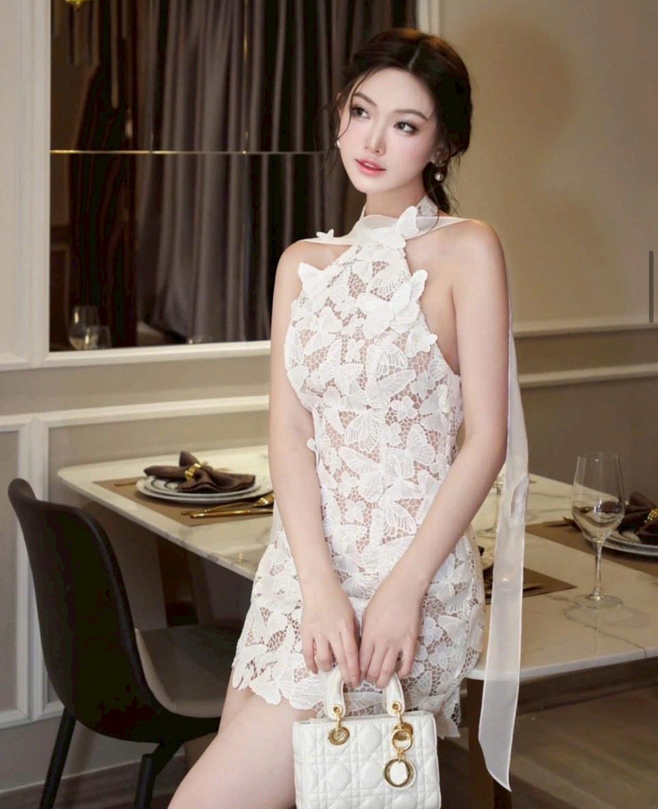 ชุดเดรสลูกไม้ทั้งชุด มีความหรูหรา และแซ่บ sexy เบา ๆ มีสายสามารถผูกที่คอเสื้อได้ โดดเด่นอ่อร่า สุดๆ จะใส่ออกงาน ปาตี้ ปังแน่นอน อกเสริมฟองน้ำ มีซิบด้านหลัง เก็บเข้าตู้ด่วนคร้า