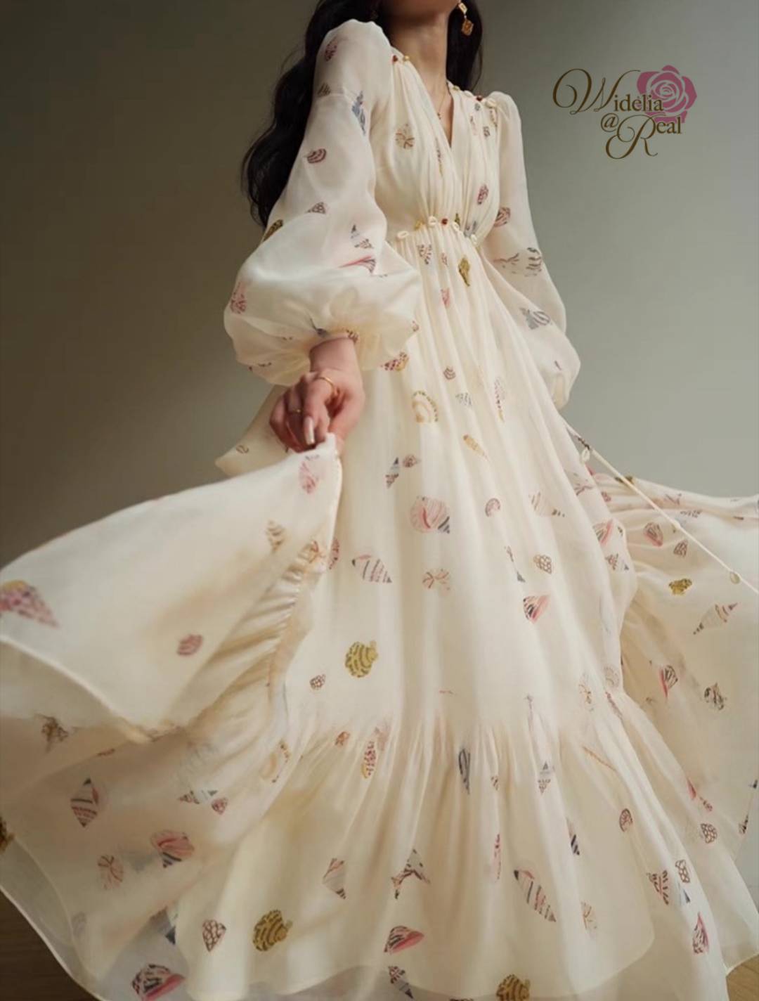 Maxi Dress แม็กซี่เดรสแขนยาวเนื้อผ้าพิมพ์ลายหอยสวยช่วงอกเย็บจีบ ประดับด้วยหอยรอบเอว ท่อนล่างกระโปรงยาวบานพริ้วสวย ใส่ง่าย ใสสบาย เนื้อผ้าอย่างดี แนะนำเลย รับรองใส่ออกมาไม่ผิดหวัง บอกเลยห้ามพลาดเด็ดขาดงานดีงานสวยจริงต้อง Widelia @ Real