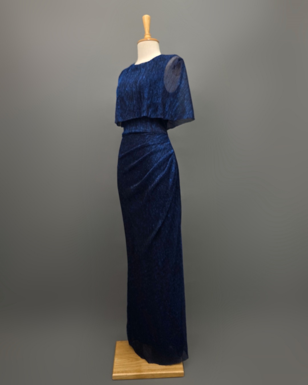 Label : LUXE ☑️ เดรสเสื้อคอกลมแขนกุด ดีเทลเป็นเสื้อคลุมไหล่ในตัว กระโปรงทรงสอบจับเดรป ☑️ ทำจากผ้าราเม่อัดพลีท ผสมดิ้นเมทัลลิค มีประกายเล่นแสงสวย ผ้านุ่มยืดหยุ่น คัตติ้งประณีต ☑️ มีซิปซ่อนและซับในเต็มตัวค่ะ