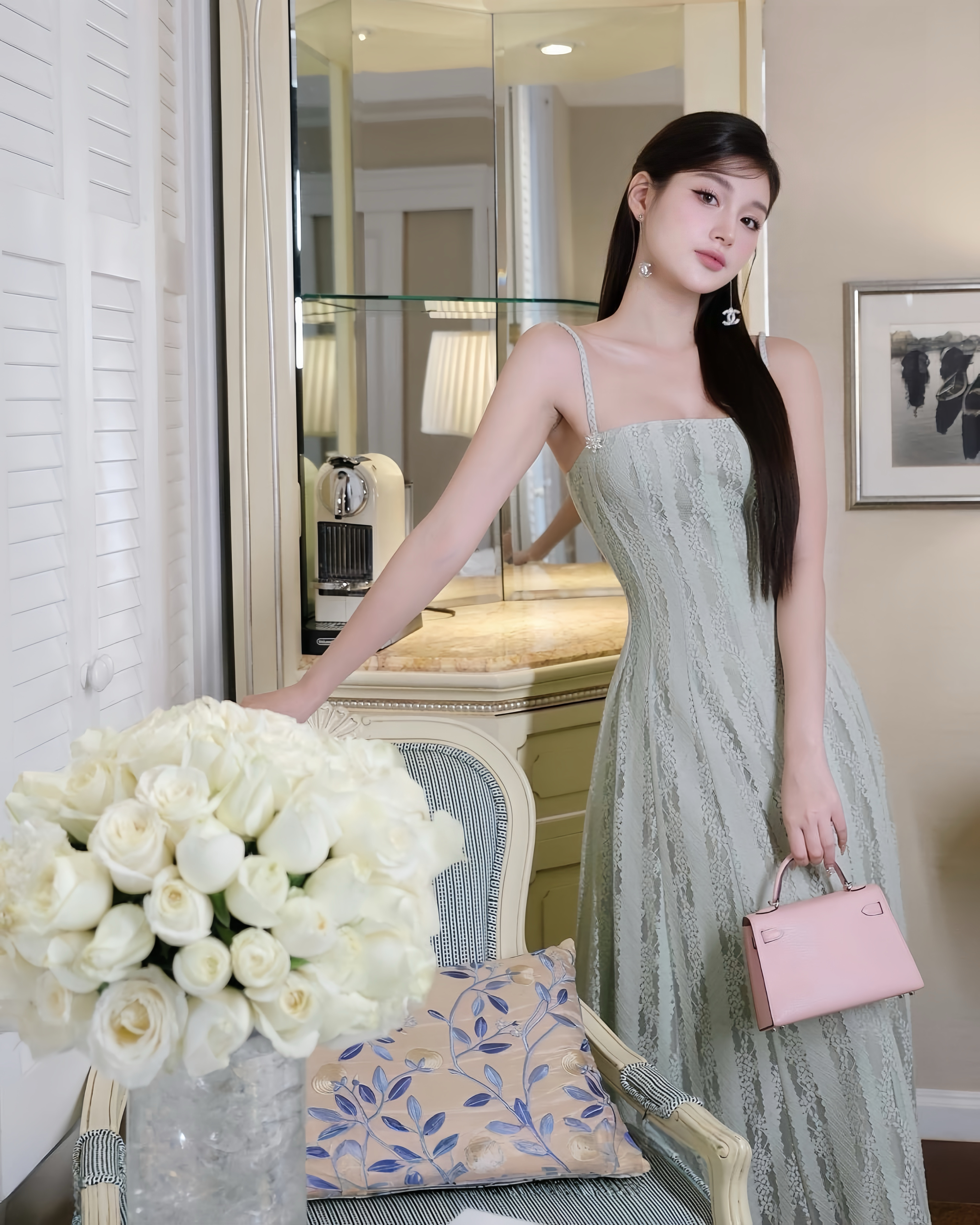 เดรสสายเดี่ยวยาวลูกไม้สีเขียวพาสเทล ผ้าลูกไม้ลายสวยมาก เนื้ออย่างดี ซ้อนซับใน สายถักเปีย มีเข็มกลัดเพชรให้ติดตรงสาย อกสีเสริมฟองน้ำ สวยมากรุ่นนี้ ห้ามพลาดค่ะ
