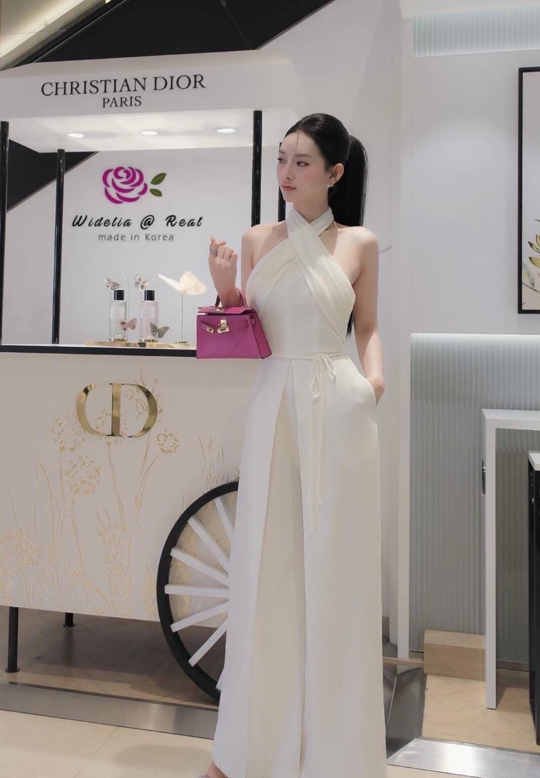 Jumpsuit :: จั้มสูทขายาวตัวสวยทรงดี ทรงคล้องคอเก๋ โชว์หลังดูเซ็กซี่เบาๆ งานผ้าเรียบแต่ดูแพง ใส่สวยไม่รั้งเป้าแน่นอนนะจ๊ะบอกเลย รุ่นนี้งานสวย ทรงเป๊ะ คัทติ้งเนี้ยบ รับรองใส่ออกมาไม่ผิดหวังการันตีให้เลย