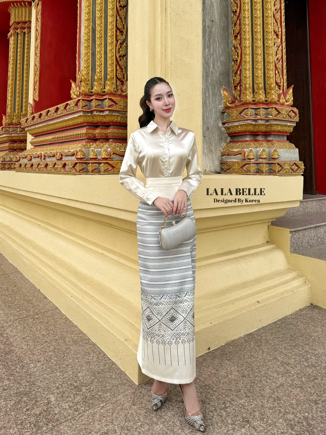 ชุดเซตทำบุญ2ชิ้นเสื้อเชิ้ตผ้าซาตินคอปกกระดุมหน้าแขนยาวใส่คู่ผ้าถุงผ้าพิมพ์ลายป้ายหน้าผ่าหลังมีซับในอัดกาวอย่างดีชุดทำบุญเข้าวัดของเซเลบที่แท้ทรูคุณภาพเกรดพรีเมี่ยม1:1 คัทติ้ง และ แพทเทริน์เป๊ะ ค่ะ น่ารักฝุดๆไปเลยค้ารุ่นนี้มิกซ์กับรองเท้าส้นสูงเครื่องประดั