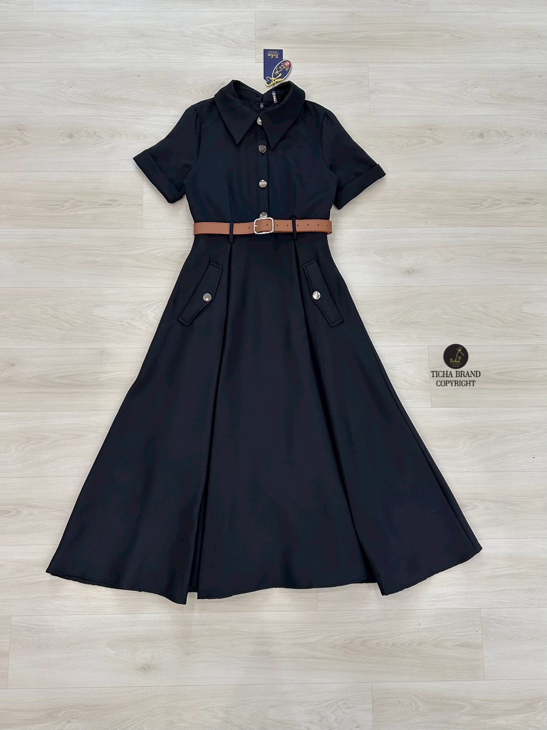 Set 2ชิ้น เดรสยาว+ เข็มขัด Maxi เดรสสีดำคอปกแขนสั้น ดีเทลแต่งกระดุมหน้า (มีซิปหลัง) ช่วงกระโปรงจับจีบคลายๆให้ทางสวยผ้าพริ้วใส่สบาย แต่งปกกระเป๋าหน้าใช้งานได้จริง