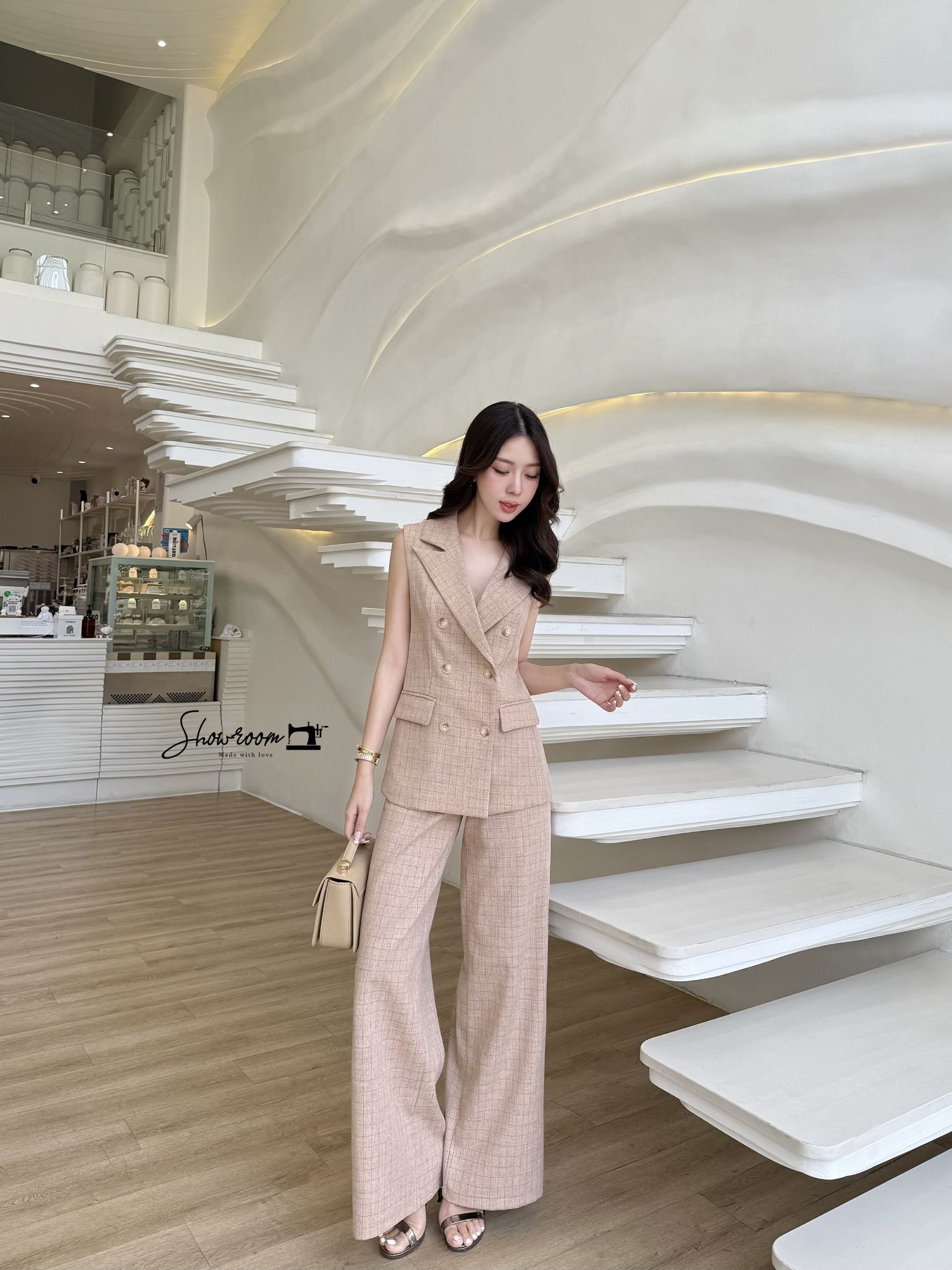 ชุดเซ็ทผ้าดีมาก บุซับ อัดกาว เสื้อ+กก+ ตัวเสื้อคัตติ้งเนี้ยบ ทรงหลวม เท่ๆ คูลๆ กางเกงทรงสวย ลวดลายสีสันมีความสุภาพ คลาสสิค รุ่นนี้เนื้อผ้าดูแพง หยิบมาสวมใส่ได้หลายโอกาส แน่นอน คอมพลีทลุคครบจบในชุดเดียว cutting คือเป๊ะเว่อออ ใส่ตัวนี้ชุดเดียวคือจบ คุ้มเกิ้