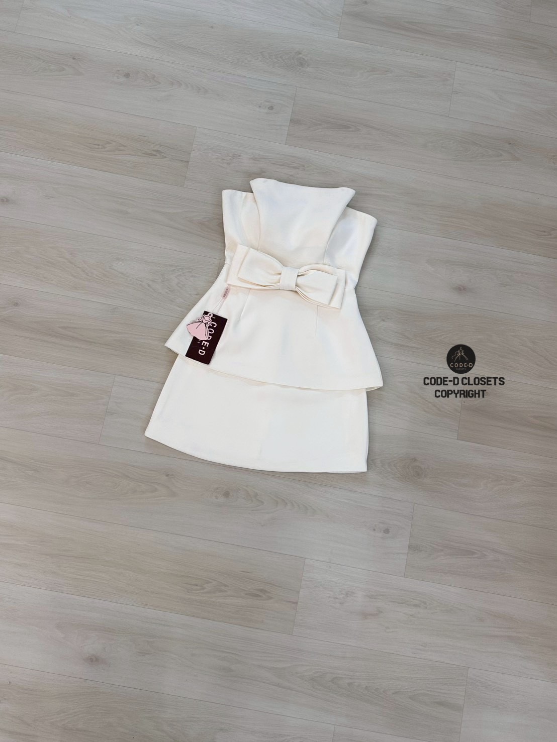 Set 2 ชิ้น สีครีมเสื้อเกาะอกด้านหน้าจับจีบสูงช่วงกลางช่วงเอวเย็บติดโบว์ใหญ่ ชายแต่งบาน ( อกเสริมฟองน้ำและซิปหลังซ่อนอย่างดี ) มาพร้อมกับกระโปรงสั้น มีซิปด้านหลัง เนื้อผ้าดีมีซับในทั้งตัว สวยแซ่บมากๆค่ะ