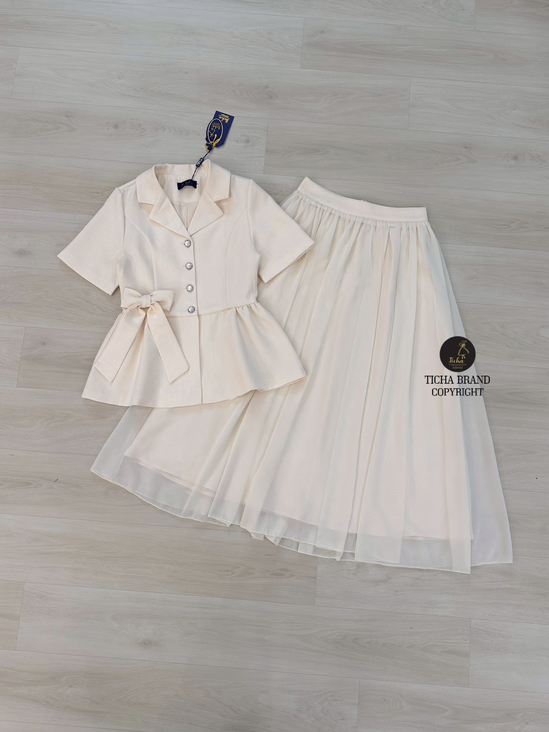 Set.3 ชิ้นเสื้อ+ กระโปรง+เข็มกลัด