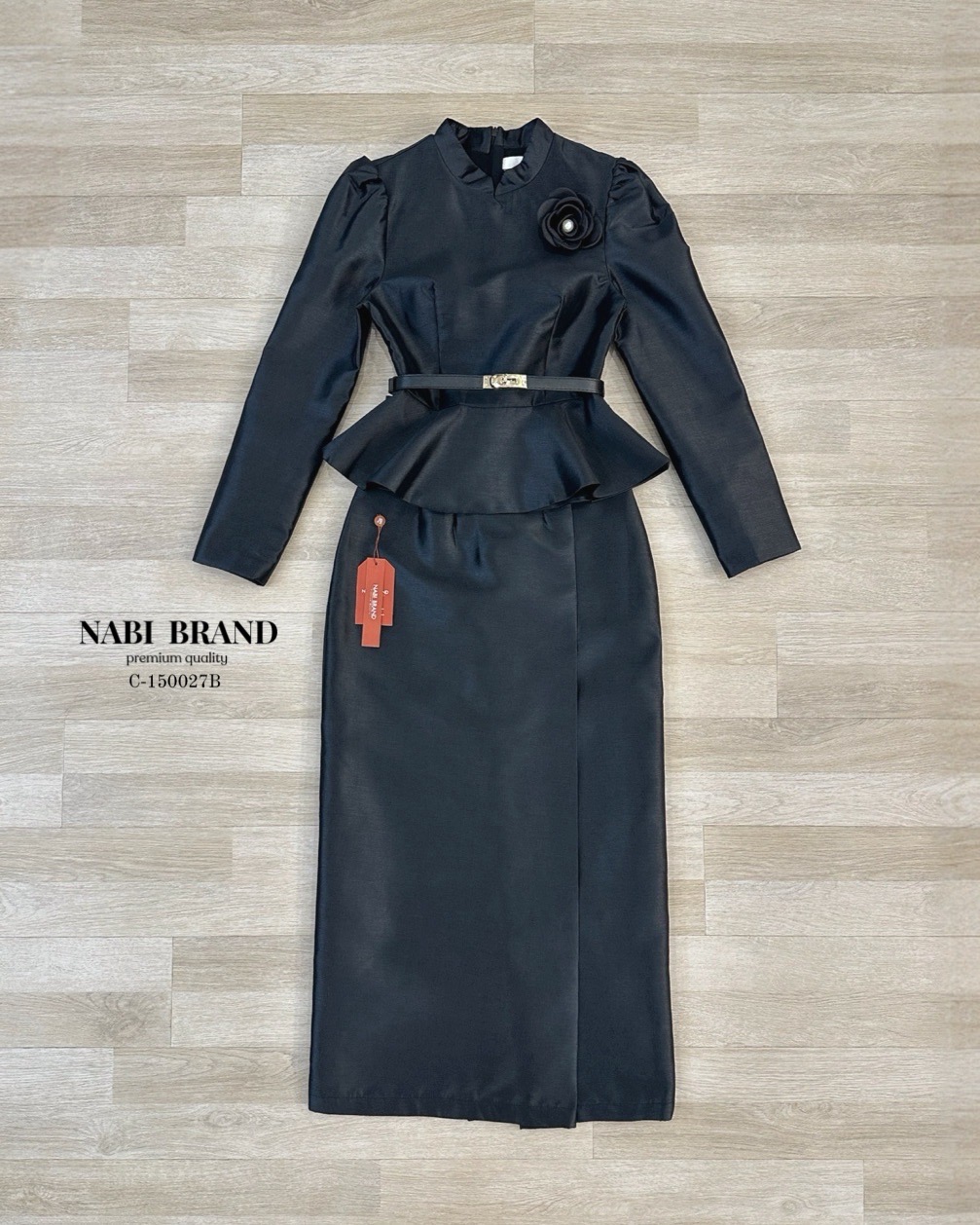 ชุดเซ็ตแขนยา คอกลม มีซัปในฟองน้ำในตัว มาคู่กับกระโปรงยาวทรงชุดไทย พับจีบด้านข้าง ผ่าทรงVด้านหลัง งานอัดกาวอย่างดีอยู่ทรง ใส่คู่กับเข็มกลัดดอไม้และเข็มขัดคือ สวยหรูลงตัวมาก ดีไซน์สวยดูผู้ดีแบบไทยๆ ไม่ซ้ำใคร ใส่ได้หลายโอกาศ ราคาคุ้มสุดๆ ห้ามพลาดนะคะ ᾗ