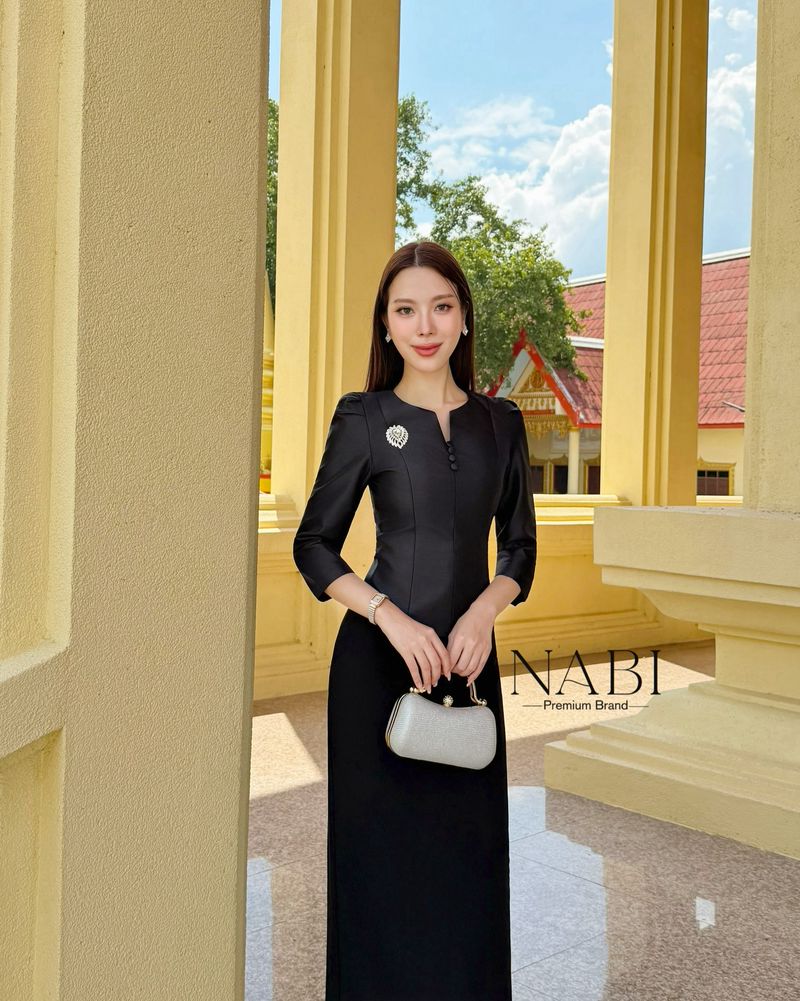 ชุดไทบเสื้อแขนสั้น 3ส่วน แต่งกระด้านหน้า มีฟองน้ำ ซับในเรียบร้อย งานซิบหลัง +เข็มกลัดเพชร + ผ้าถุงสีดำ ผ้านุ่มนวล ใส่ซับในเรียบร้อย ดีเทลผ่าด้านหลัง งานแต่งได้หมดเลยค่ะ ผ้าดี๊ดี ราคาสุดคุ้ม พลาดไม่ได้นะคะ🤍 #NABIBRAND #เสื้อผ้างานป้าย #นาบีแบรนด์ #