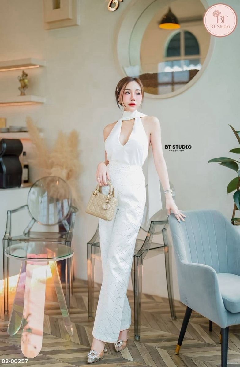 TAG : BT studio DETAIL : ชุดเซท 2 ชิ้น เสื้อแขนกุดไขว้รอบคอพาดไปด้านหลังเว้าหลังโชว์แผ่นหลัง อกเสริมฟองน้ำ แมทซ์กับกางเกงขายาวเนื้อผ้าแต่งลายสีเงินในตัว