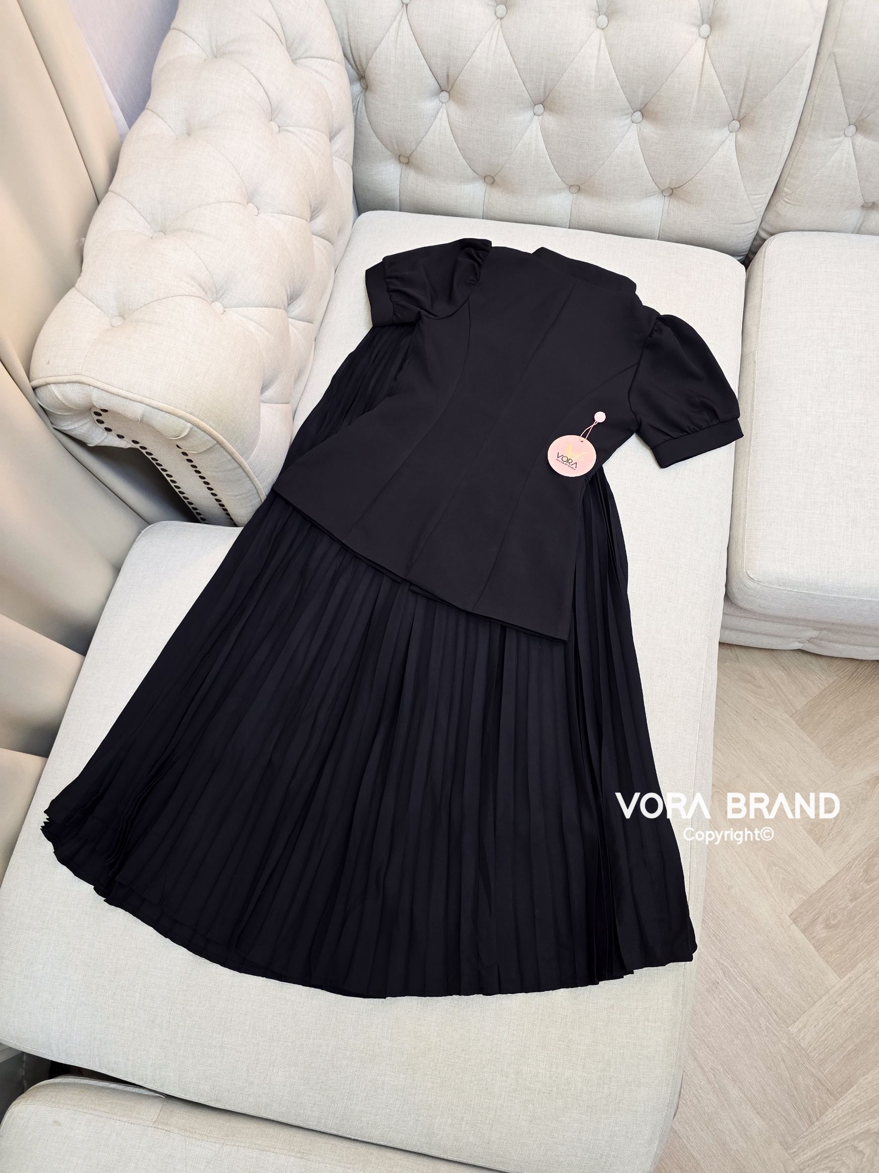 Set เสื้อแขนพอง คอตั้งติดกระดุมเรียงด้านหน้า มาพร้อมกระโปรงยาวอัดพลีททั้งตัวสวยมากค่ะ มีน้ำหนักทิ้งตัว เนื้อผ้าหนาเป็นทรงสวย ซับในทั้งชุดค่ะ... ใส่ออกมาแล้วเป๊ะเว่อร์ แพทเทรินเนี๊ยบสุดๆ ส