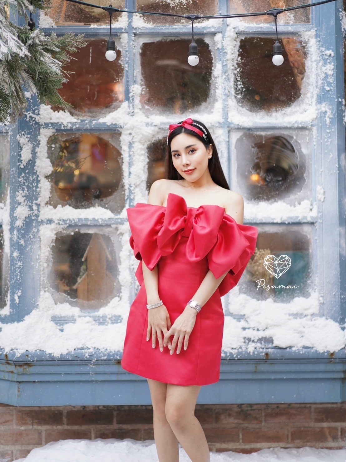เดรสเกาะอกโบว์3Dตัวสั้นสีแดง ใส่แล้วดูแพงมากๆค่า อลังมากจริงๆ รุ่นนี้ร้านแนะนำมากๆค่า ใส่ฟินนาเล่มาก ใครหาชุดถ่ายรูปสวยๆอยู่ไม่มีผิดหวังเลย ที่สำคัญผ้าใส่สบายมากกก มือต้องไวเลยค่ารุ่นนี้