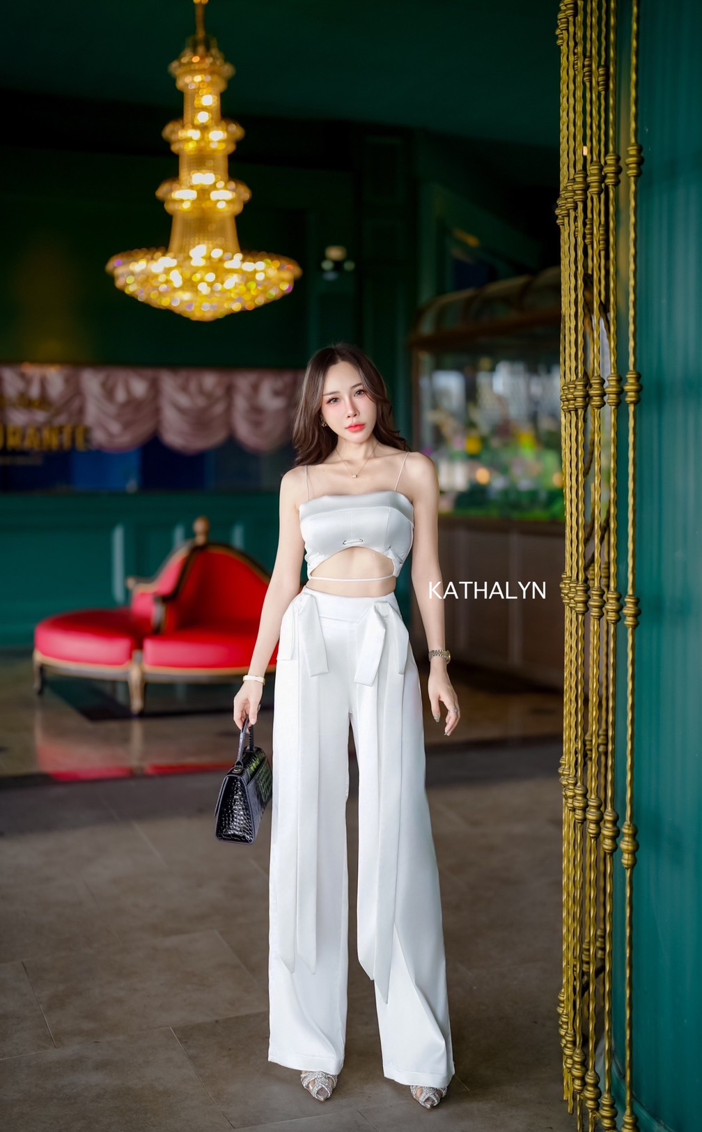 ʟᴀʙᴇʟ : KATHALYN (แคธรีน) Detail : เสื้อครอบสั้นสายเดี่ยว สายปรับระดับได้ มีบลาในตัว เนื้อผ้าเงาผ้าหนากำลังดี เสื้อดีไซน์แต่งเชือกร้อยสานไปยังด้านหลังผูกโบว์เก๋ๆ แมทช์คู่กับกางเกงขายาวทรงสวยสีเดียวกันกับเสื้อ ด้านข้างกางเกงแต่งโบว์ทั้งสองข้างหางยาวสวยสะดุ