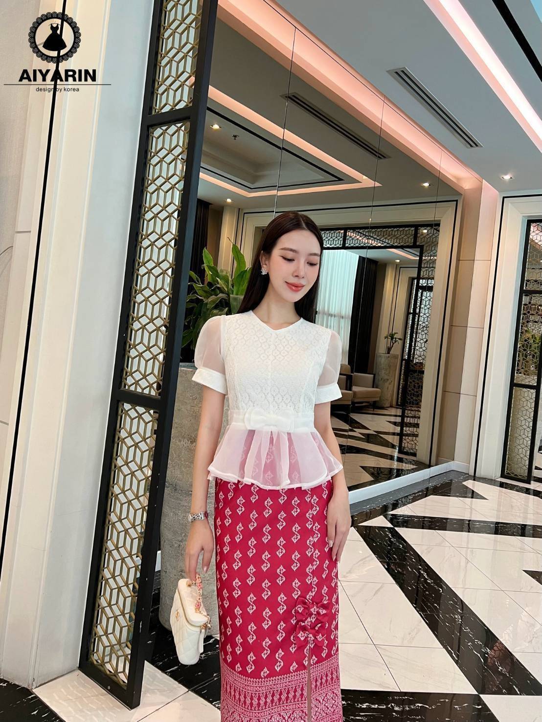 set เซ็ตชุดผ้าพิมลายไทยผ้าหนาสวยมาพร้อมกระโปรงพิมลายเนื้อดีมากหนามีน้ำหนักเนื้อดีผ้าหนา มากคะมีโบว์ตรงชายกระโปรงสวยเก๋น่ารัก ซับในอย่างดีเสื้อดูเก๋ๆเสื้อดูเก๋ทรงชายเสื้อระบายมีโบว์ตรงเอวเข้ากับกระโปรงมั้กๆมาพร้อมกระโปรงเข้าชุดผ้าพิมลายเนื้อดีดูสวย