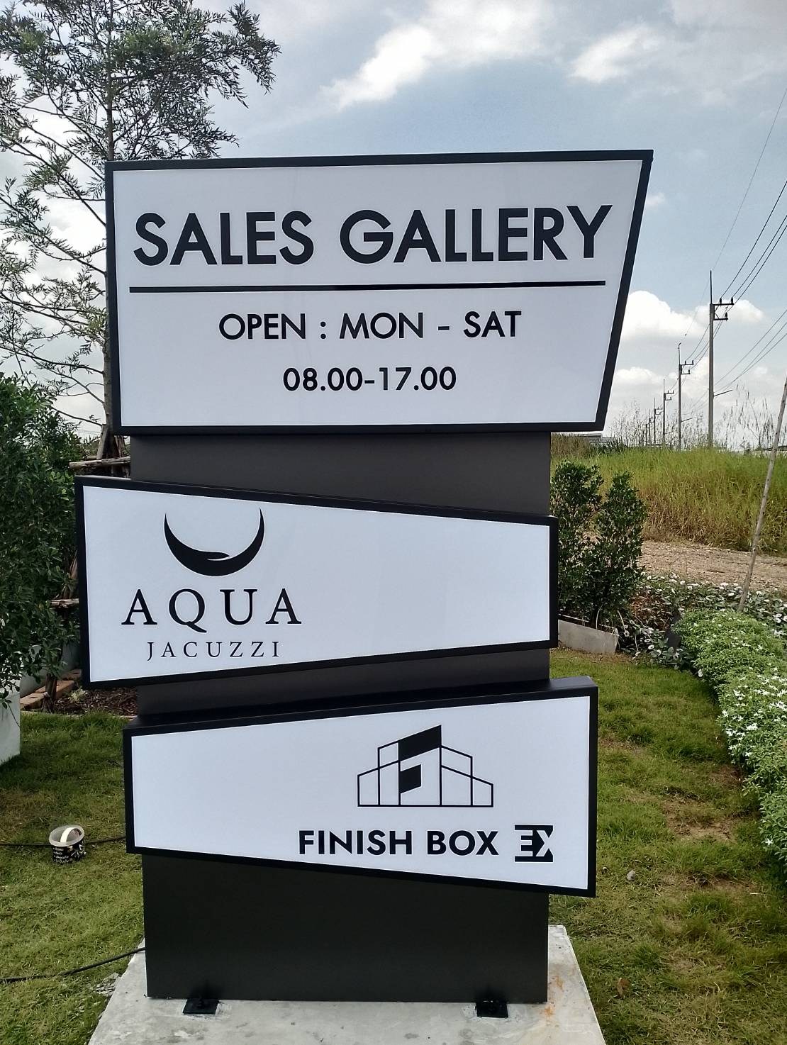 #ป้ายกล่องไฟด้านหลังป้ายพื้นคอมโพสิตยกขอบ