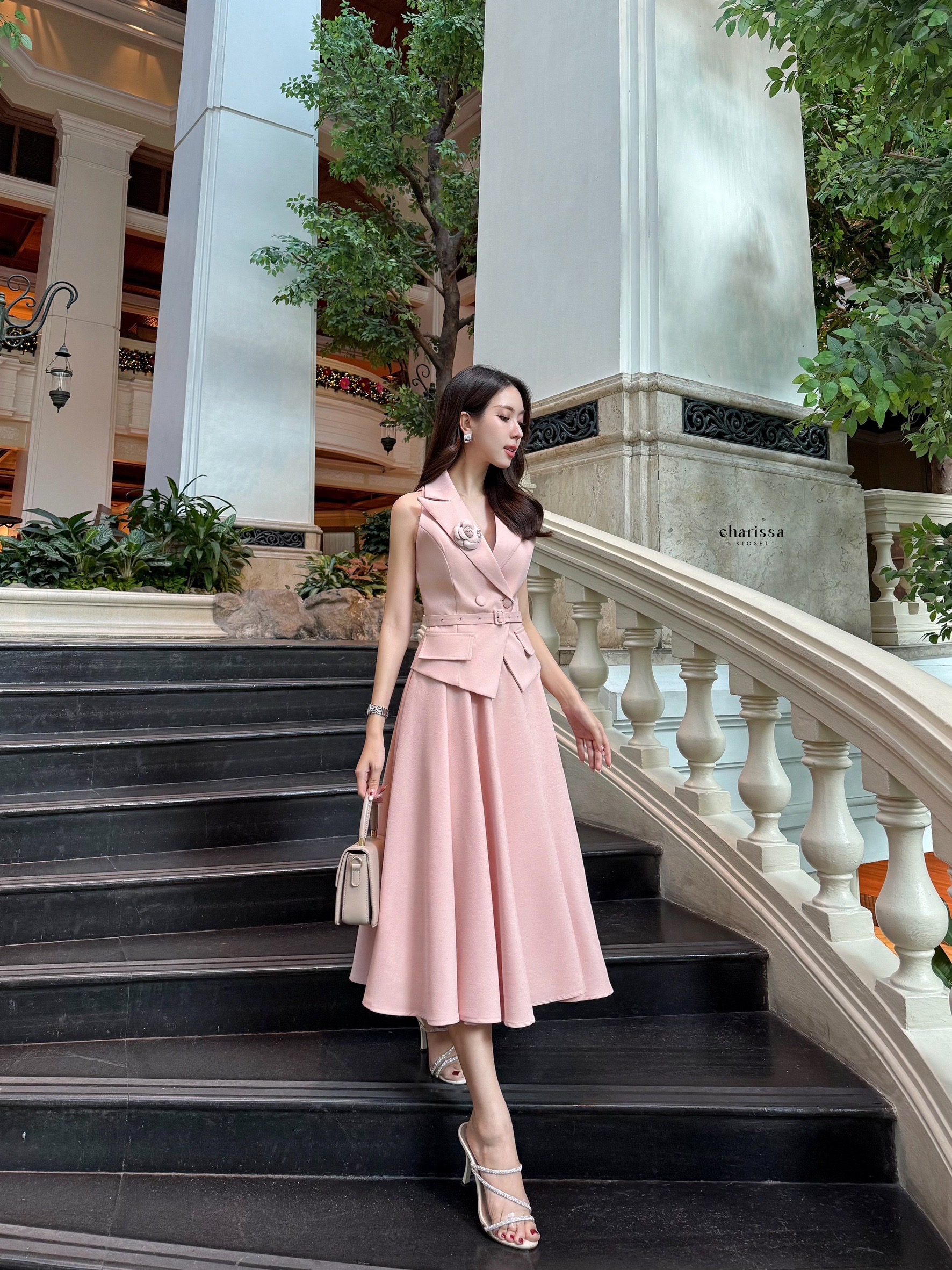 เซ็ทเสื้อแขนกุดทรงเข้ารูปมาพร้อมกับกระโปรงทรงยาวพริ้วว แถมฟรีเข็มขัด ทั้ง3 ชิ้นใช้ผ้าเดียวกันในการตัดเย็บ ตัวเสื้อเก็บทรงเข้ารูปสวยมากก กระดุมปั้มติดได้จริง2เม็ด แต่งกระเป๋าหลอกซ้ายขวา กระโปรงมีซับในอย่างดีเอวเป็นซิปเอวสูงไม่สม้อค ผ้าดีมากกก ใส่ทำงานหรือไ