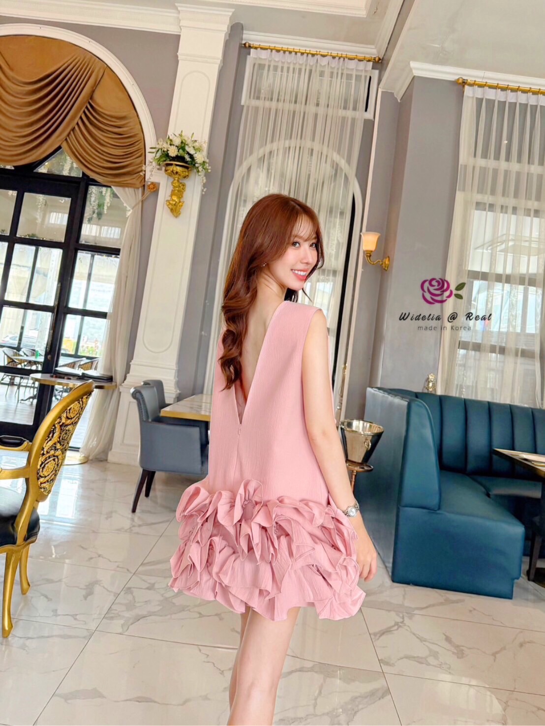 Dress เดรสทรงปล่อยแขนกุด เย็บดอกไม้ป๊อปอัพ ชายเย็บระบายฟูอลังการเนื้อผ้าสีพื้น ผ้ามีtexture เนื้อผ้าดีมากๆ ชุดนี้งานสวยค่ะ คัตติ้งเนี๊ยบ ทรงเป๊ะมาก แนะนำเลย รับรองใส่ออกมาไม่ผิดหวังการันตีให้เลย