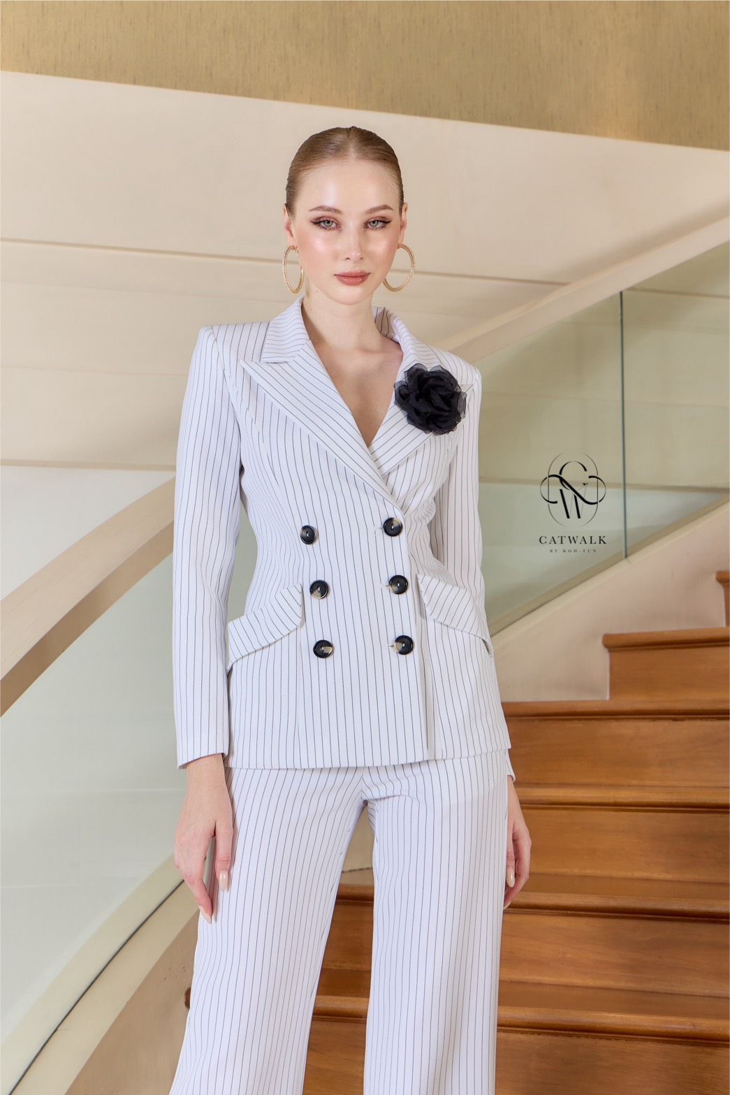 เซตสูทลายทาง+เข็มกลัดดอกไม้+กางเกงขายาวทรงสวย เนื้อผ้าเกรดเอ ทอลายในตัว ตัวสูทเป็นทรงเข้ารูป แต่งกระดุมด้านหน้า 6 เม็ด มีกระเป๋า 2 ข้างใช้งานได้จริง มีเข็มกลัดดอกไม้ สีดอกไม้จะเป็นสีตามลายเส้นของตัวชุด มาคู่กับกางเกงขายาวทรงสวย ใช้ผ้าเนื้อเดียวกับตัวสูท เ