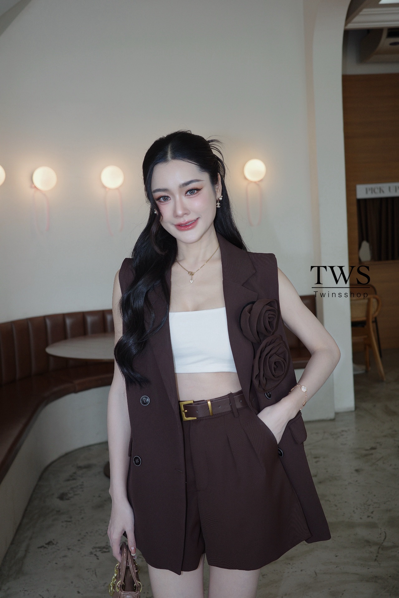 Set3ชิ้นเสื้อเบเซอร์+กางเกง+เข็มขัด เสื้อเบเซอร์แขนกุดคอวีสีน้ำตาลกระดุมด้านหน้าใช้งานได้จริงมาคู่กับกางเกงทรงเอวสูง+เข็มขัด ดอกกุหลาบสองดอกเป็นเข็มกลัดสามมารถถอดออกได้