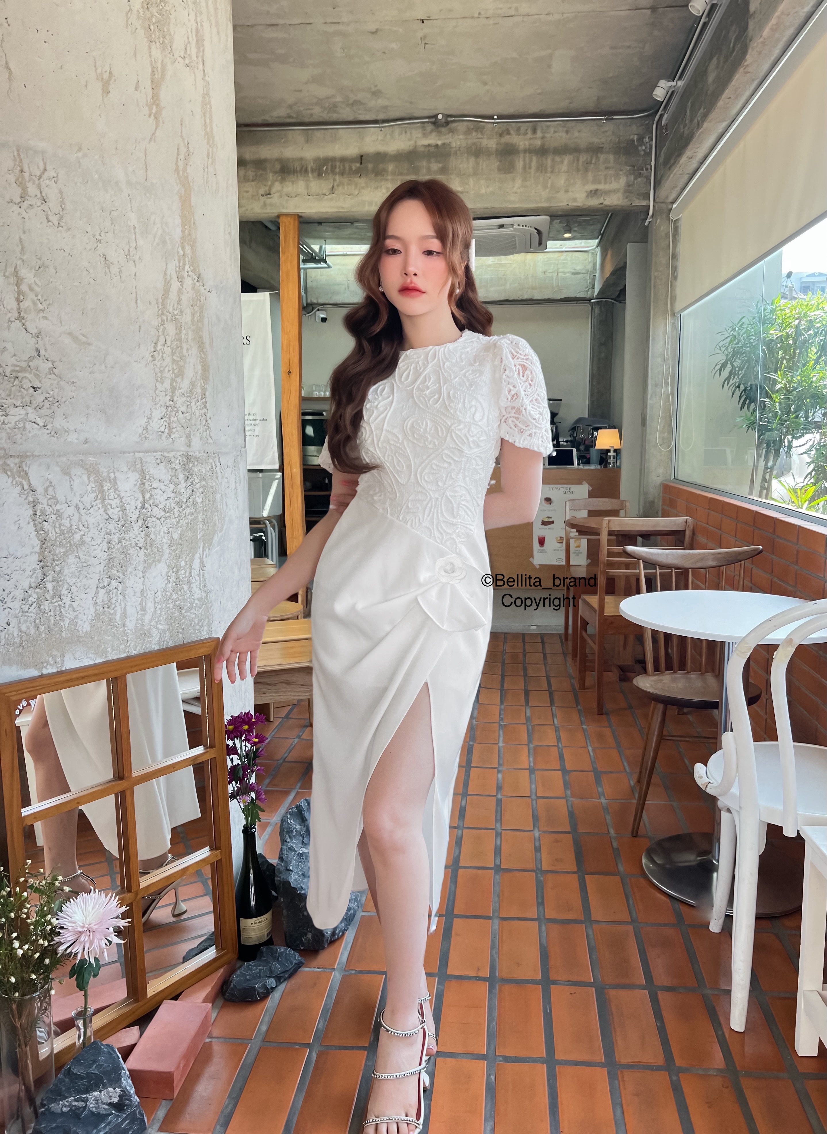 เดรสสีขาวยาวผ้าลูกไม้ ผ้าสวยมากลูกไม้เนื้อนิ่มด้านบน ซิปด้านหลัง คอกลม แขนสั้น มีซับในขาว อกและเอวเข้ารูปสวย กระโปรงแต่งดอกกุหลาบแหวกข้าง ชุดทำบุญงามมาก