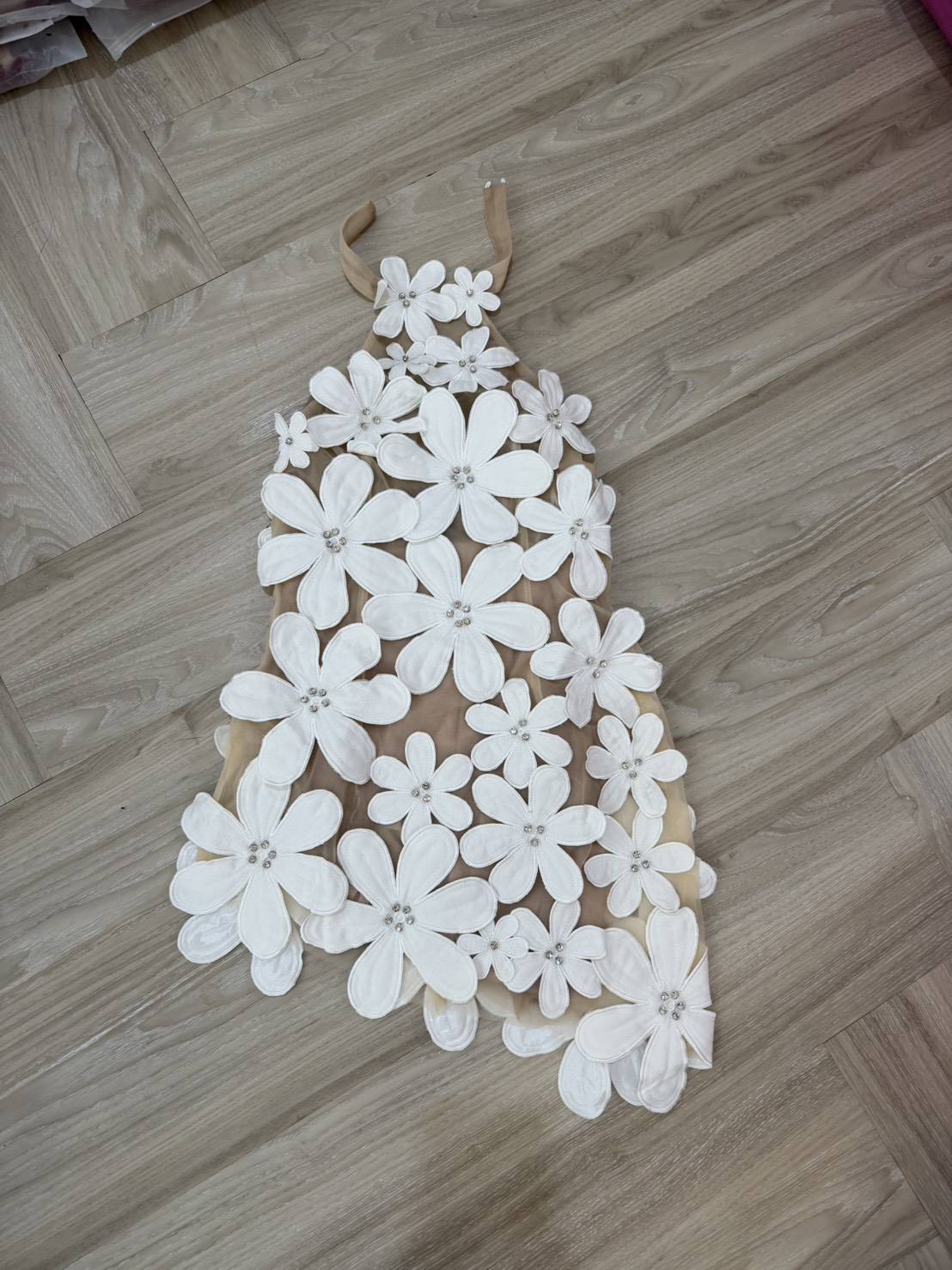 เดรสสั้นดีไซน์สุดโดดเด่นด้วยลายดอกไม้สามมิติทั้งตัว แต่งดอกไม้นูนขนาดเล็ก-ใหญ่ไล่ระดับจากช่วงคอลงมาถึงชายกระโปรง เพิ่มลูกเล่นด้วยการฝังคริสตัลเล็กกลางดอกช่วยสะท้อนแสงอย่างหรูหรา ดีไซน์ชายเดรสเฉียงดูชิคเปรี้ยวมาก ให้ลุคหวานปนเซ็กซี่อย่างลงตัว เ