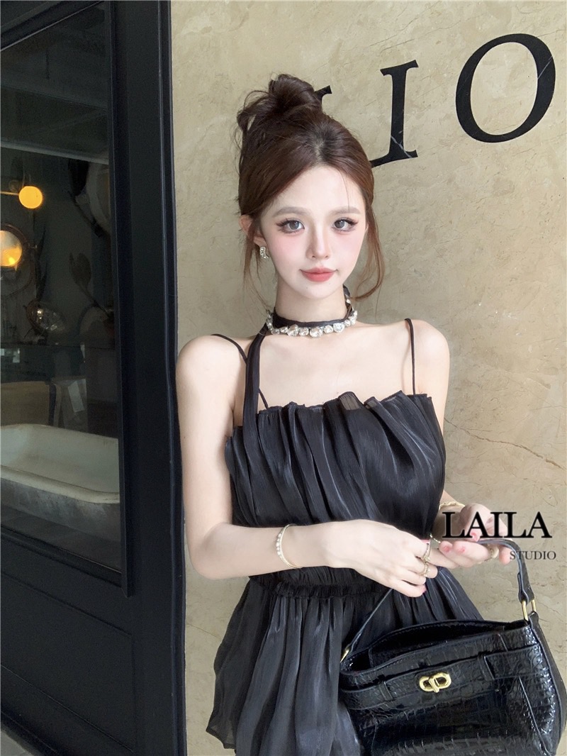 Tag: LAlLA Detail: Setเสื้อ+กางเกง งานเสื้อทรงสายเดี่ยวแต่งอัดพลีทจีบๆทั้งลำตัว ด้านหลังแต่งสม็อค เนื้อผ้าสวยงานผ้าทิ้งตัว ดีไซร์ซ็อคเกอร์ผูกคอแต่งเพชรเพิ่มความโดดเด่นให้ชุด มาพร้อมกระโปรงสีดำทรงสวย ด้านในแต่งซับในกางเกง ลุคนี้แมชลงตัวลงตัวมากค่าบอกเลย #b