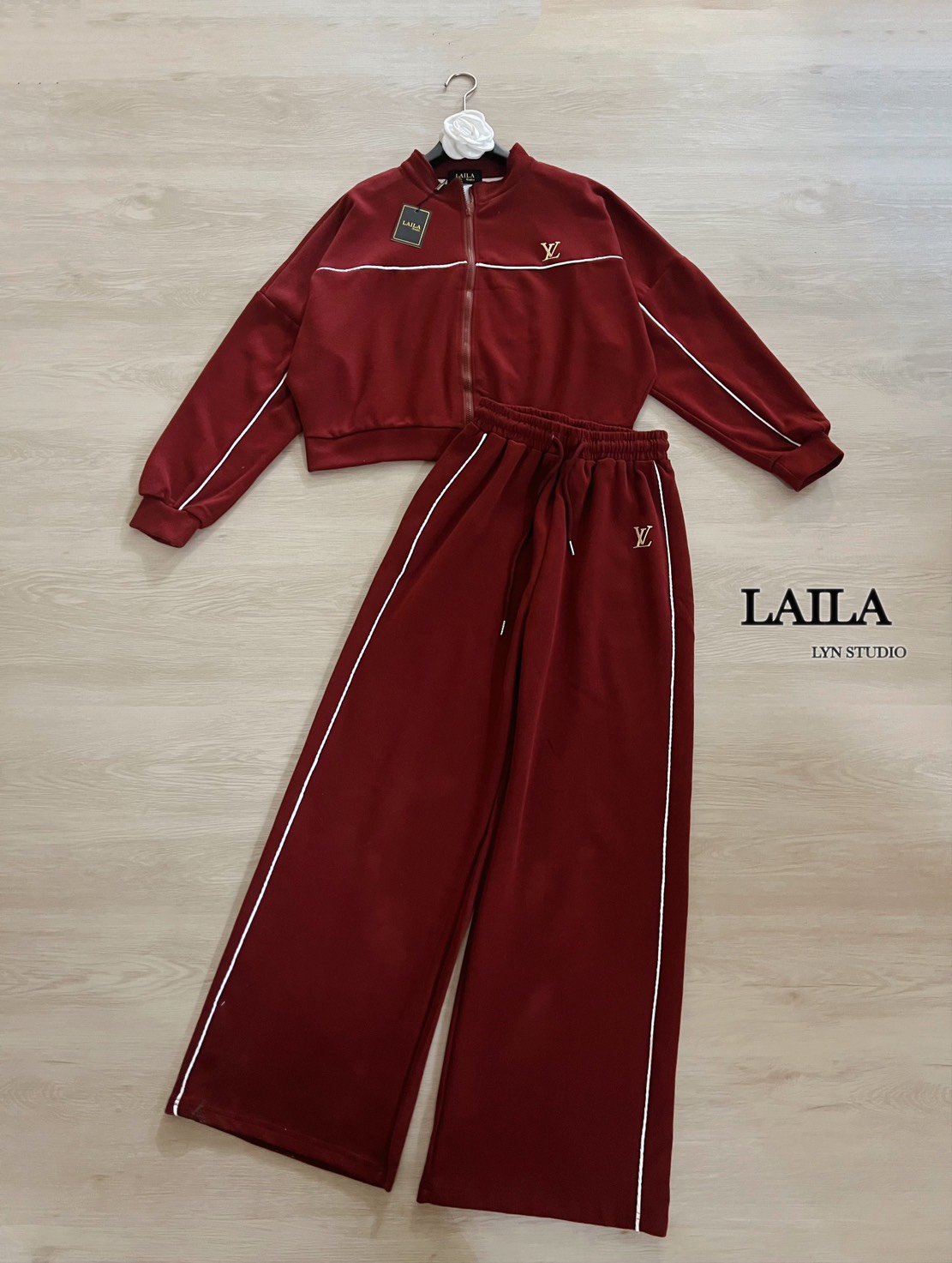 Tag: LAILA Detail:Setเสื้อสเวตเตอร์+กางเกง งานสเวตเตอร์แขนยาวผ้าวอล์มอย่างดีแต่งจั้มปลายแขน แต่งลายขีดขาดอกและช่วงอกกับหน้าขาแต่งปักโลโก้แบรนLVงานสวยมากค่า มาพร้อมกางเกงขายาวปลายขาแต่งปล่อยๆแต่งลายแถบมีเชือกผูกเอว ลุคนี้ใส่ได้ทุกโอกาสค่าาาา #ชุดเซ็ท #byla
