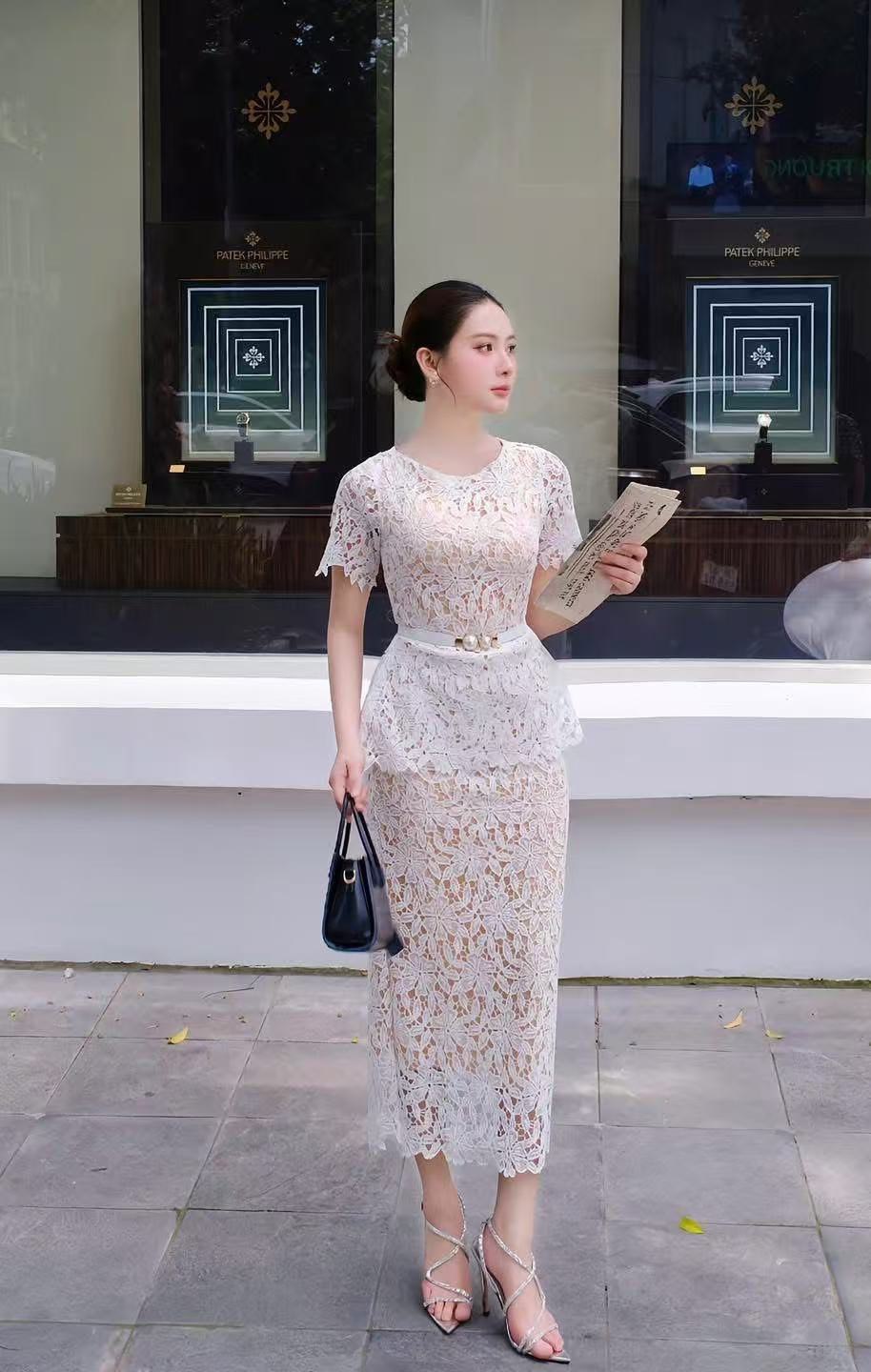 Set 2ชิ้น เสื้อ+กระโปรงยาว งานผ้าลูกไม้เนื้อนิ่มทั้งตัว คอกลมสีขาว อกเสริมฟองน้ำ ซิปหลังซ่อนอย่างดี มาพร้อมกับกระโปรงยาวทรงสอบผ่าหลัง (ซิปหลัง) และเข็มขัดหนังสีขาวหัวมุขซับในทั้งชุด ใส่แมทซ์ครบเซตสวย ลัคชู สุดๆ ลุคCOD ห้ามพลาดนะคะ