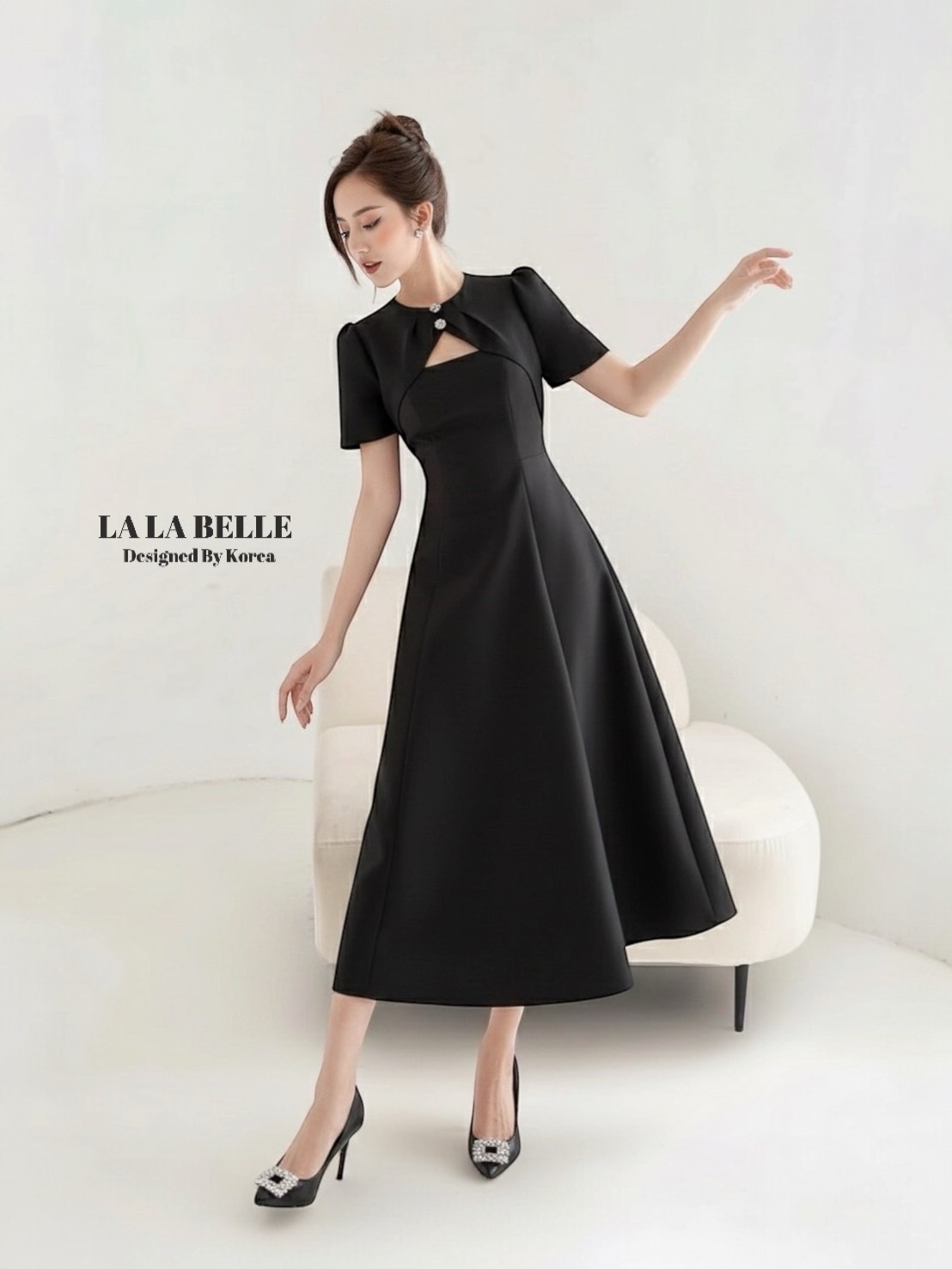 เดรสสีดำผ้าสูทรุ่นฮอตผ้าดีมากเข้าเพิ่มแล้วค่ะคอกลมแขนสั้นแต่งกระดุมช่วงคอด้านหน้าเหมือนคลุมไหล่เอวเข้าทรงตีเกล็ดหน้ากระโปรงยาวทรงสวยใช้ผ้าเยอะมากผ้าสูทอัดกาวอย่างดีงานละเอียด